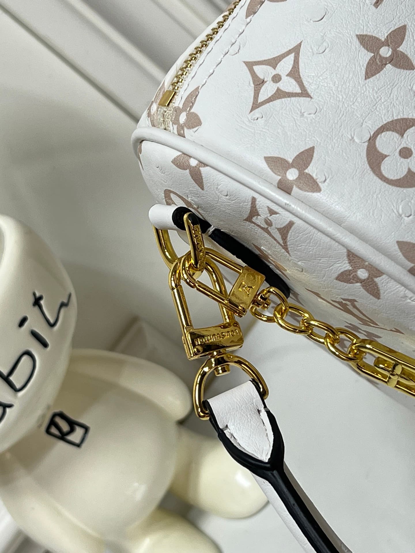 C5074 💰 M89804 White Ostrich. This Speedy Soft 30 model is from LV Travels With Grace Coddlington. — image 5