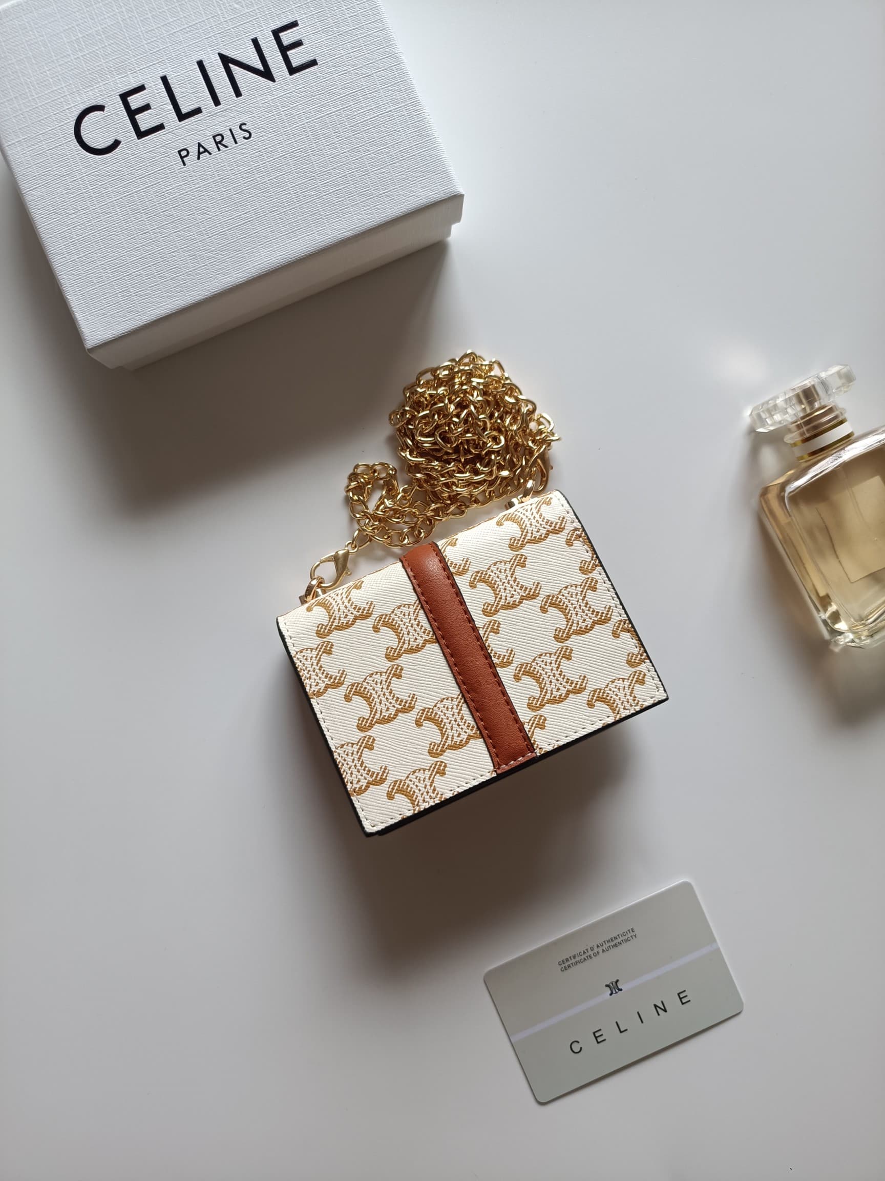 C447 Celine’s latest chain purse – TRIOMPHE flip-top chain purse. It can be carried diagonally; the interior features classic patterns made of laminated ultra-fine material. The closure uses a rotating lock. There are 1 additional thick compartment and 1  — image 3