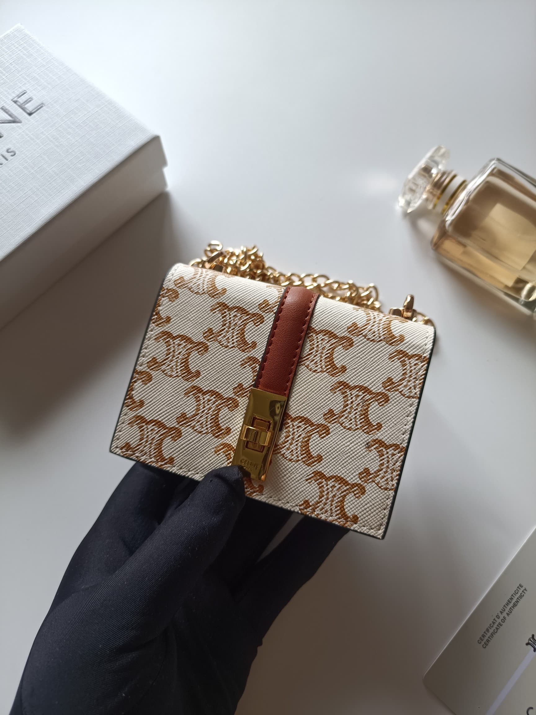 C447 Celine’s latest chain purse – TRIOMPHE flip-top chain purse. It can be carried diagonally; the interior features classic patterns made of laminated ultra-fine material. The closure uses a rotating lock. There are 1 additional thick compartment and 1  — image 4