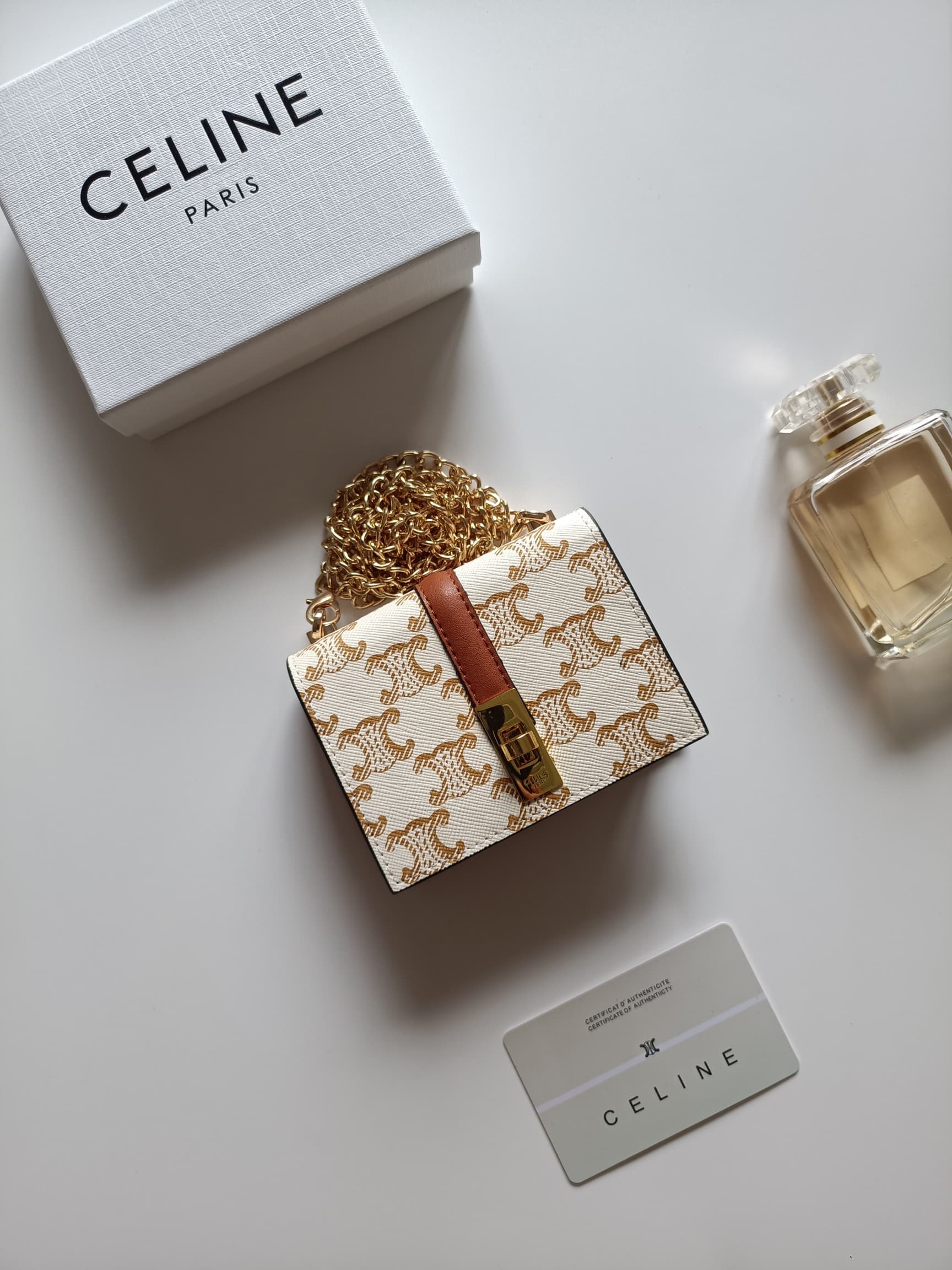 C447 Celine’s latest chain purse – TRIOMPHE flip-top chain purse. It can be carried diagonally; the interior features classic patterns made of laminated ultra-fine material. The closure uses a rotating lock. There are 1 additional thick compartment and 1  — image 1
