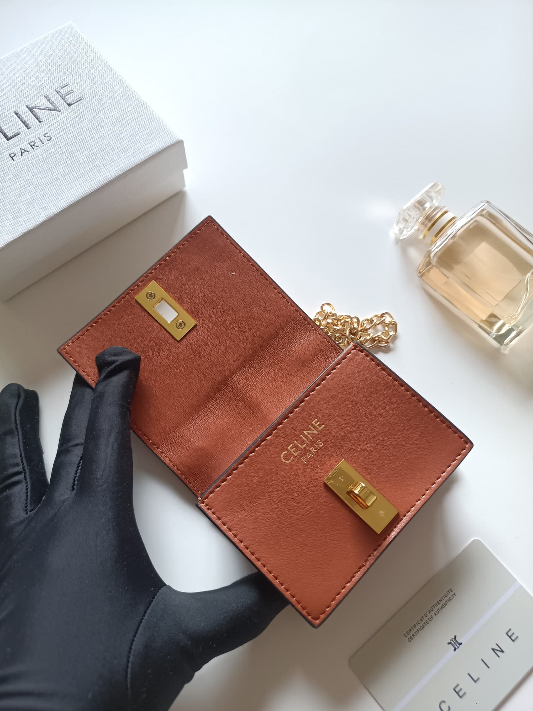 C447 Celine’s latest chain purse – TRIOMPHE flip-top chain purse. It can be carried diagonally; the interior features classic patterns made of laminated ultra-fine material. The closure uses a rotating lock. There are 1 additional thick compartment and 1  — image 5