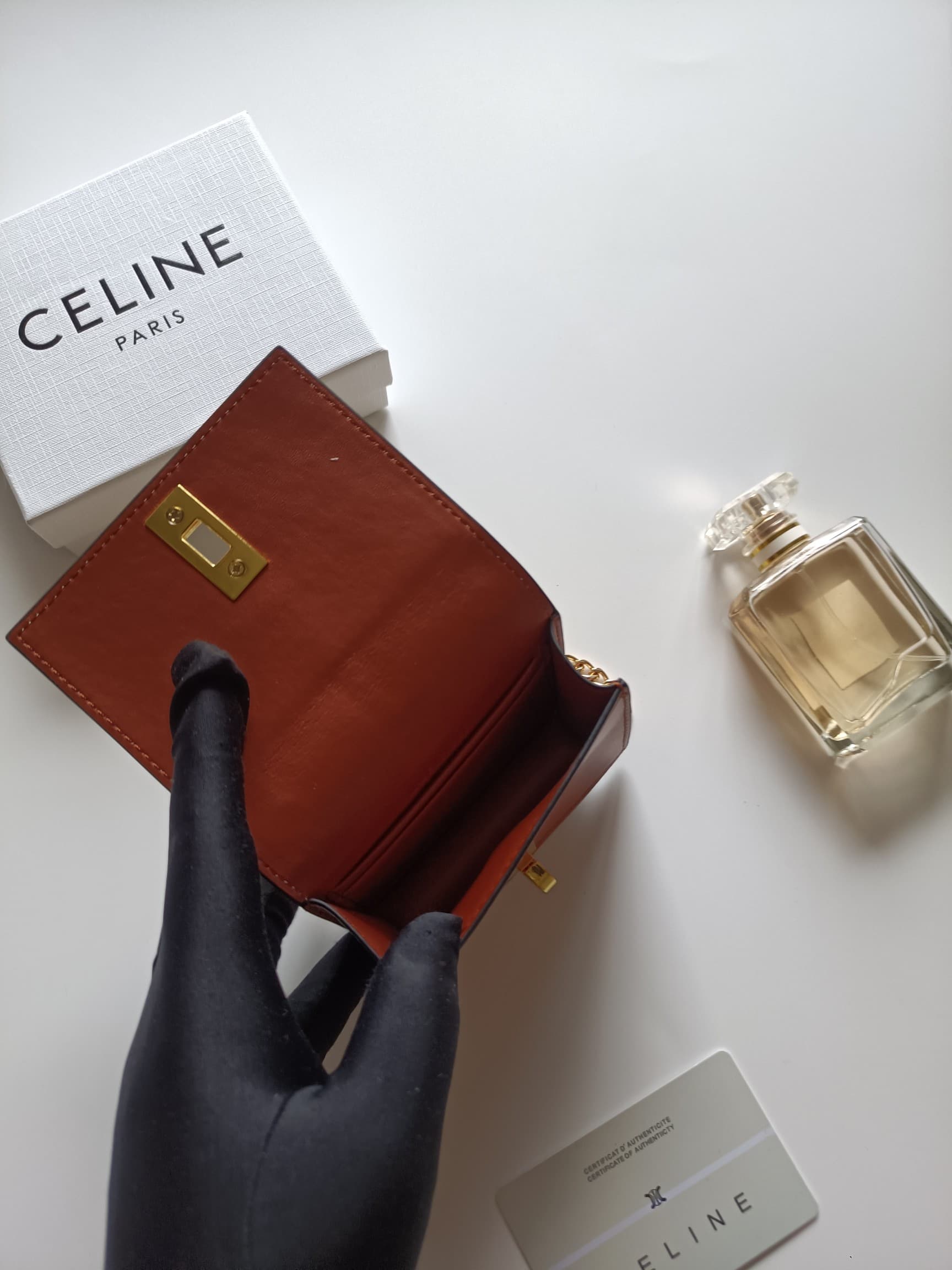 C447 Celine’s latest chain purse – TRIOMPHE flip-top chain purse. It can be carried diagonally; the interior features classic patterns made of laminated ultra-fine material. The closure uses a rotating lock. There are 1 additional thick compartment and 1  — image 6