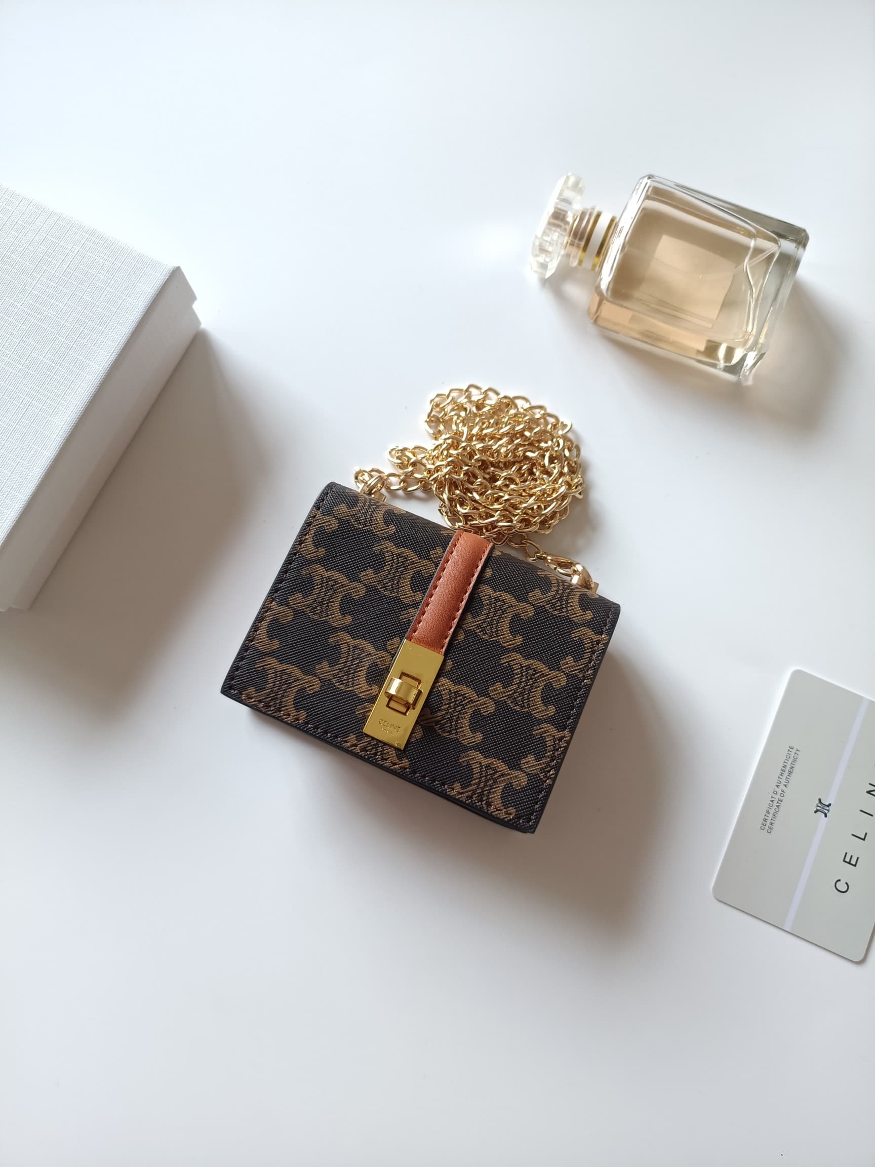C446 Celine’s latest chain wallet – TRIOMPHE flip-over chain wallet. It can be carried across the shoulder; the interior features classic patterns made of microfiber, with a rotating lock for opening and closing. It has one extra-thick main compartment an — image 2