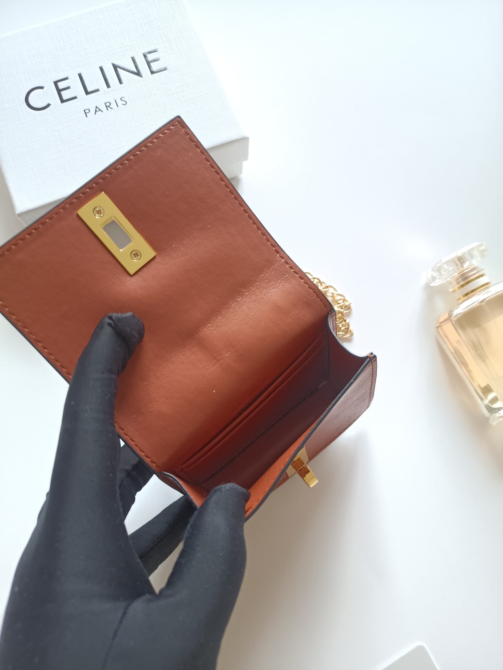 C446 Celine’s latest chain wallet – TRIOMPHE flip-over chain wallet. It can be carried across the shoulder; the interior features classic patterns made of microfiber, with a rotating lock for opening and closing. It has one extra-thick main compartment an — image 5