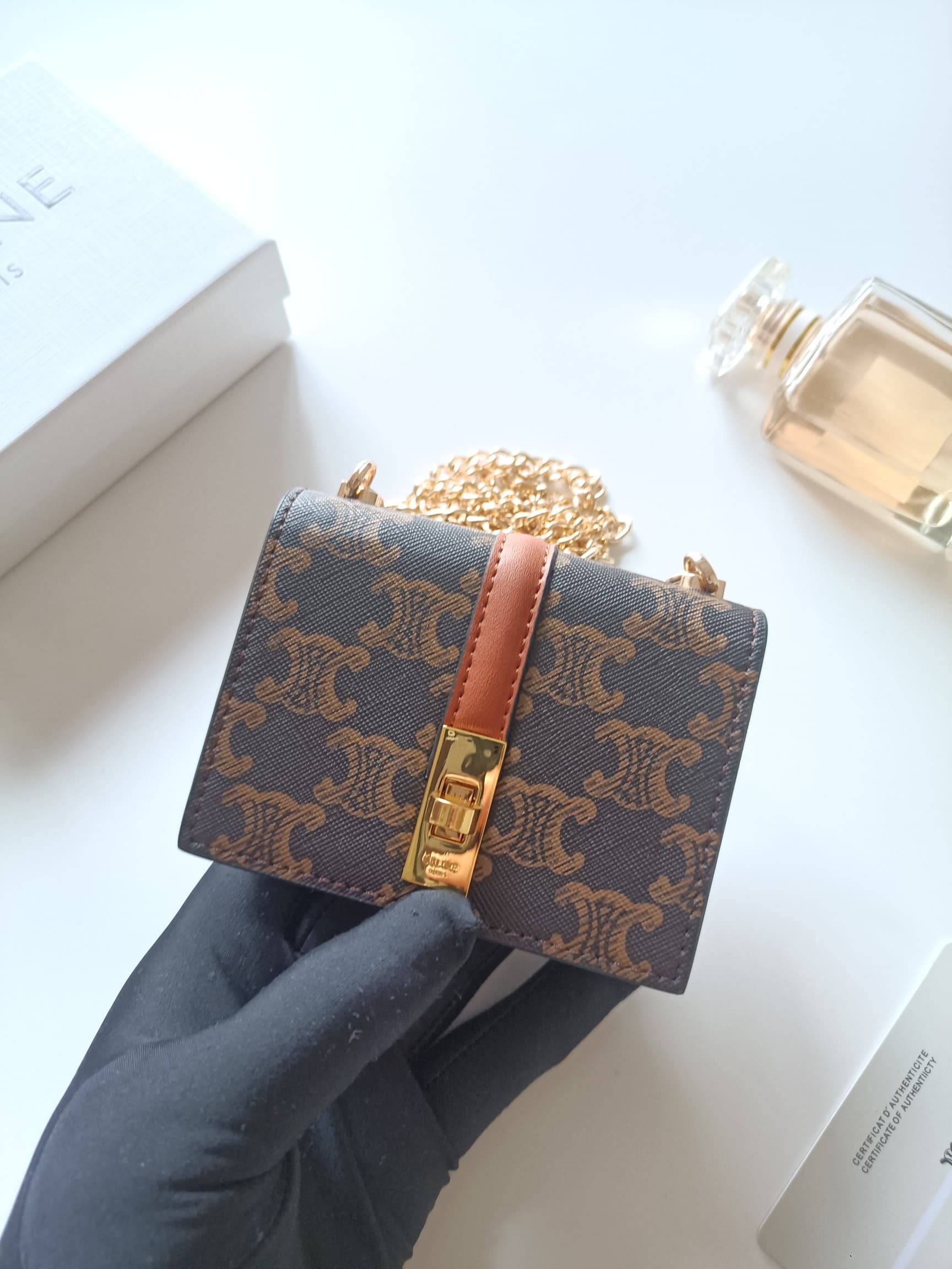 C446 Celine’s latest chain wallet – TRIOMPHE flip-over chain wallet. It can be carried across the shoulder; the interior features classic patterns made of microfiber, with a rotating lock for opening and closing. It has one extra-thick main compartment an — image 4
