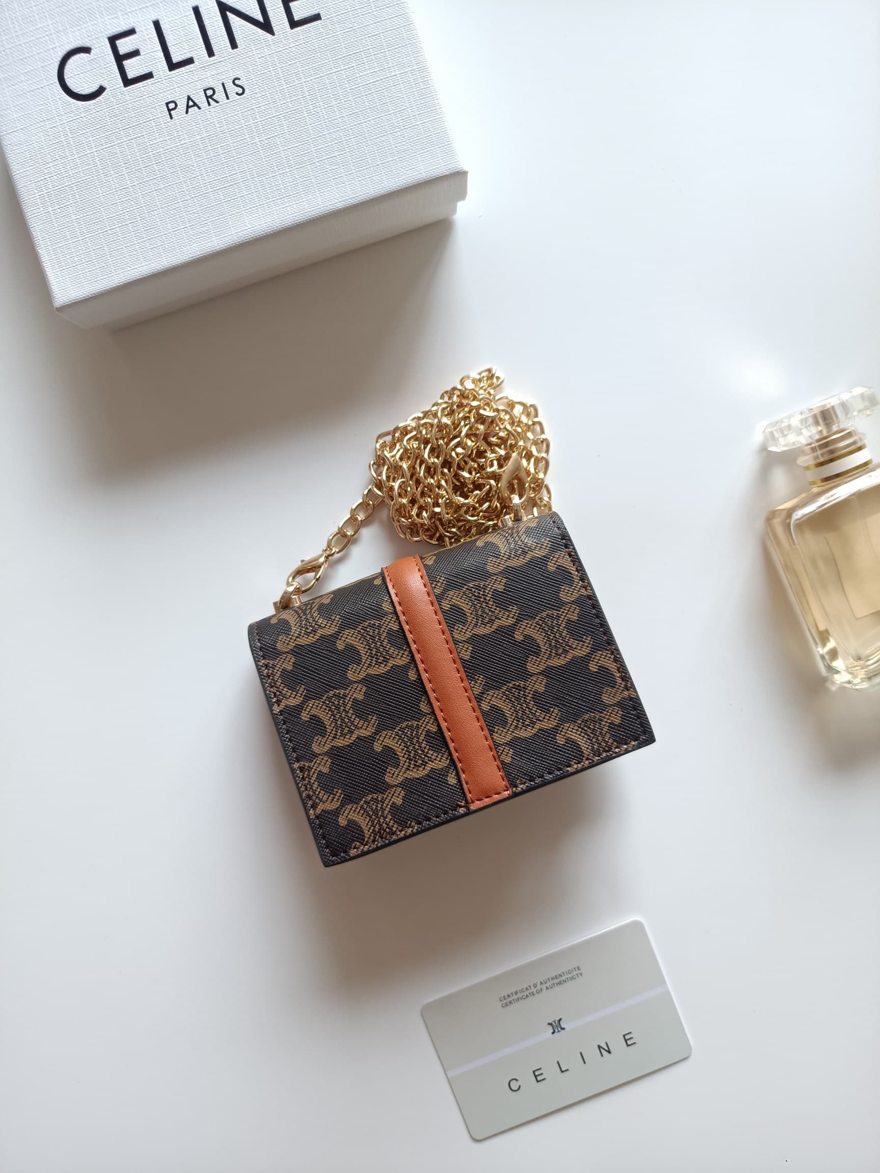 C446 Celine’s latest chain wallet – TRIOMPHE flip-over chain wallet. It can be carried across the shoulder; the interior features classic patterns made of microfiber, with a rotating lock for opening and closing. It has one extra-thick main compartment an — image 3