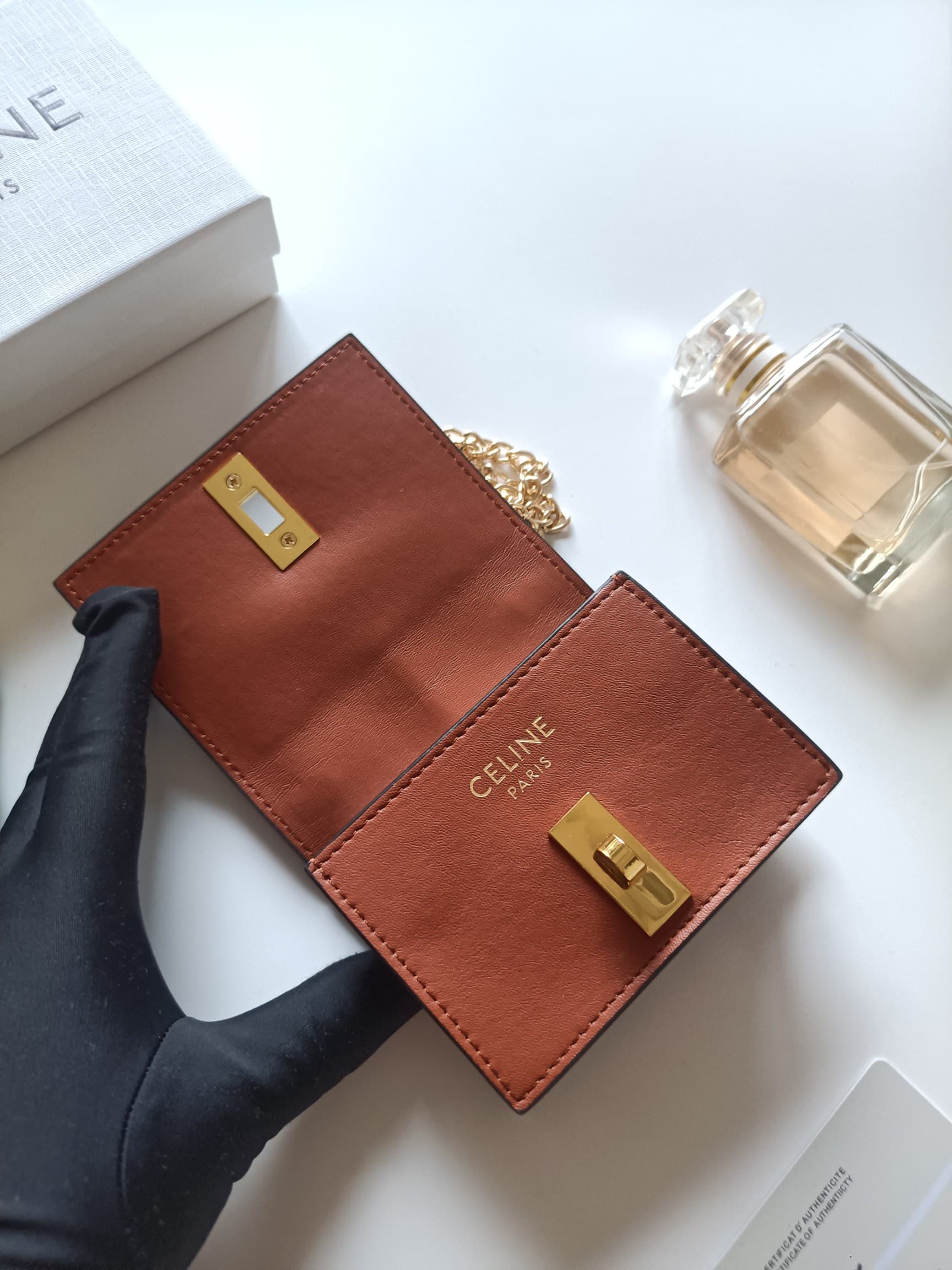 C446 Celine’s latest chain wallet – TRIOMPHE flip-over chain wallet. It can be carried across the shoulder; the interior features classic patterns made of microfiber, with a rotating lock for opening and closing. It has one extra-thick main compartment an — image 6