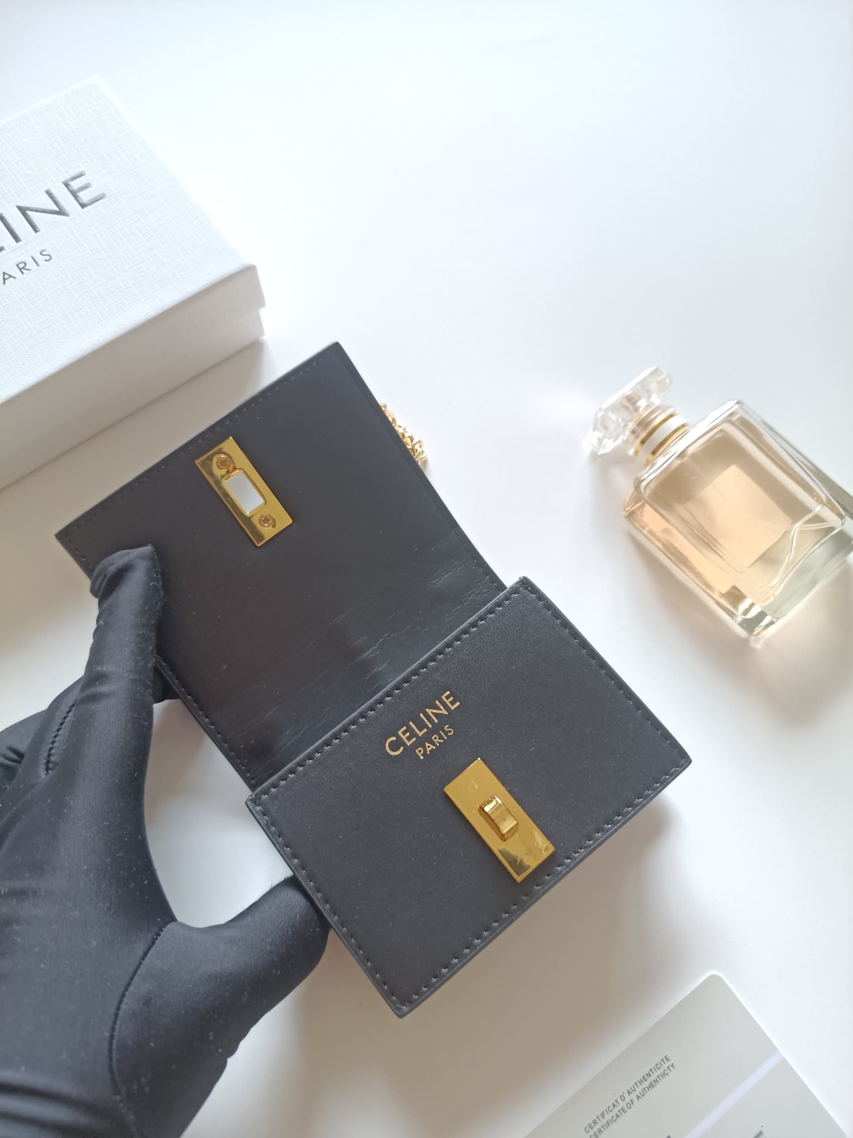 C445 Celine’s latest chain purse: TRIOMPHE flap chain purse, suitable for carrying diagonally. It features classic patterns on the inner layer, with smooth microfiber material. The closure is a rotating lock. There are 1 thick main compartment and 1 inner — image 5