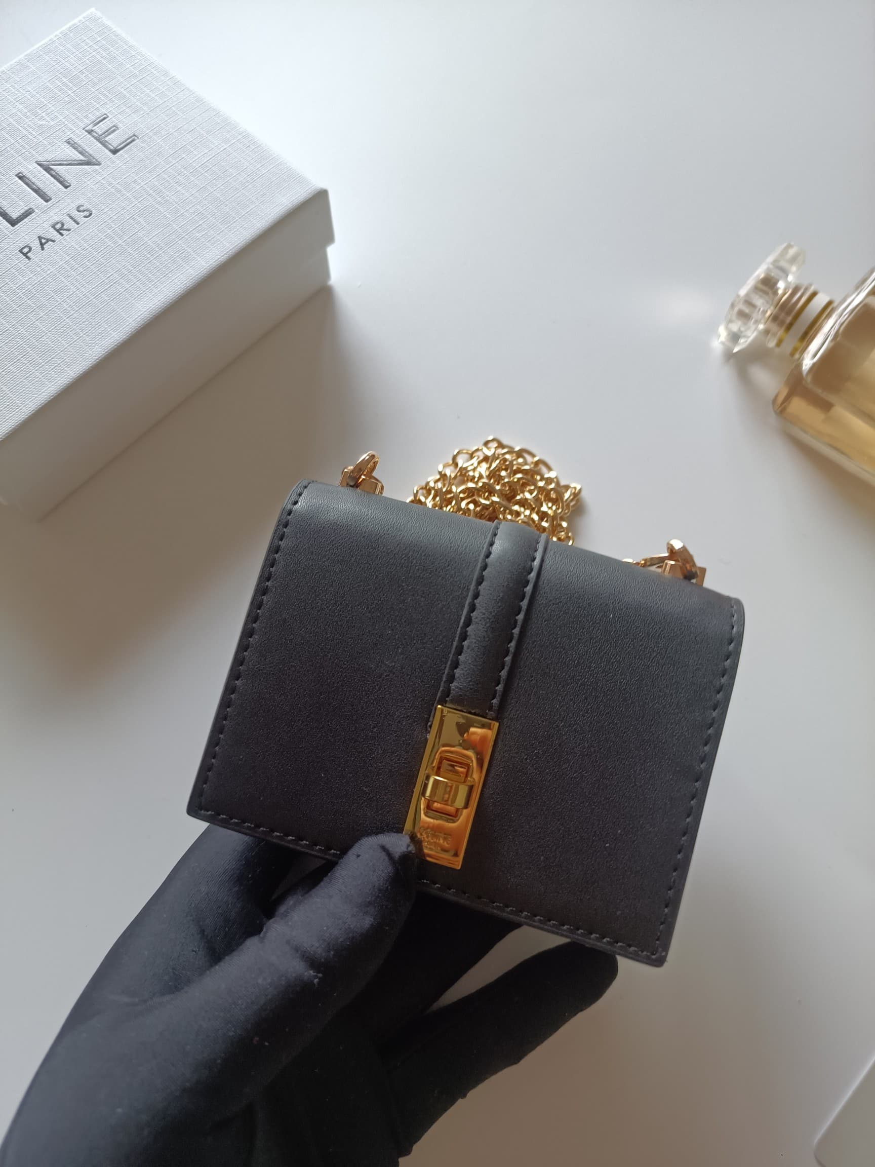 C445 Celine’s latest chain purse: TRIOMPHE flap chain purse, suitable for carrying diagonally. It features classic patterns on the inner layer, with smooth microfiber material. The closure is a rotating lock. There are 1 thick main compartment and 1 inner — image 4