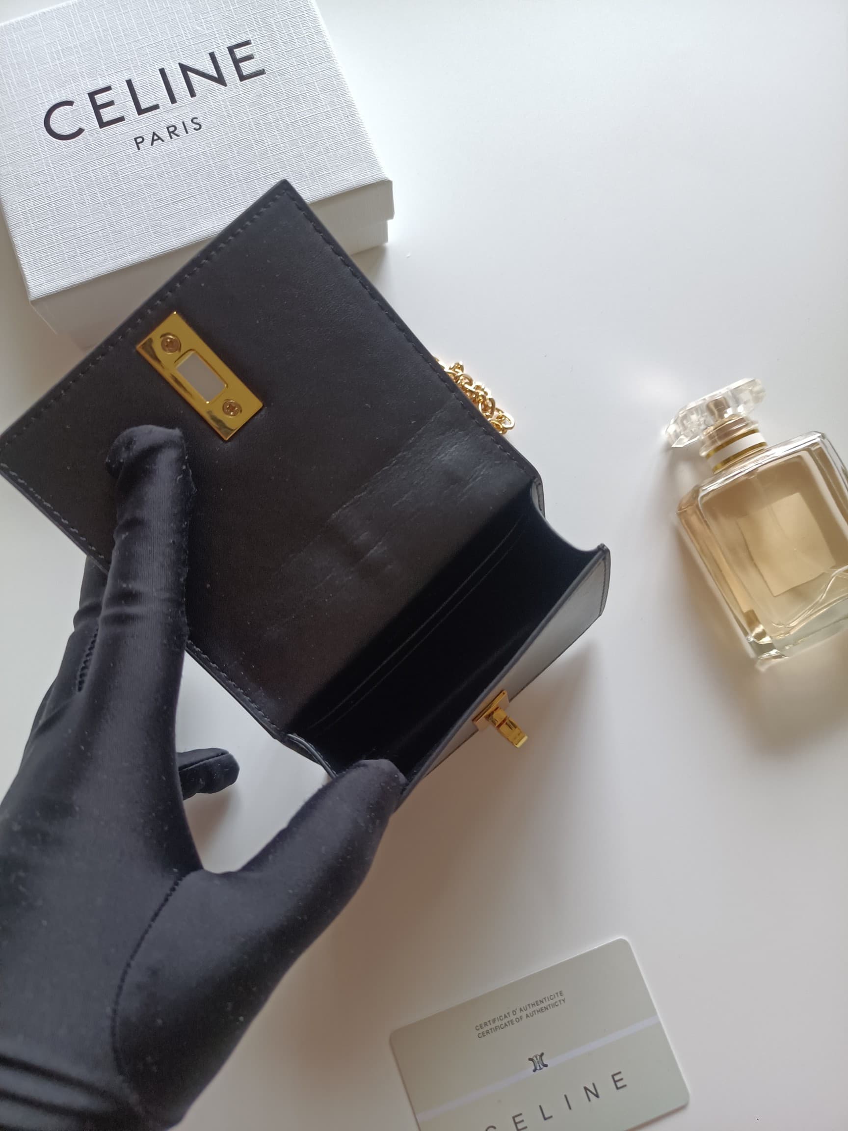C445 Celine’s latest chain purse: TRIOMPHE flap chain purse, suitable for carrying diagonally. It features classic patterns on the inner layer, with smooth microfiber material. The closure is a rotating lock. There are 1 thick main compartment and 1 inner — image 6