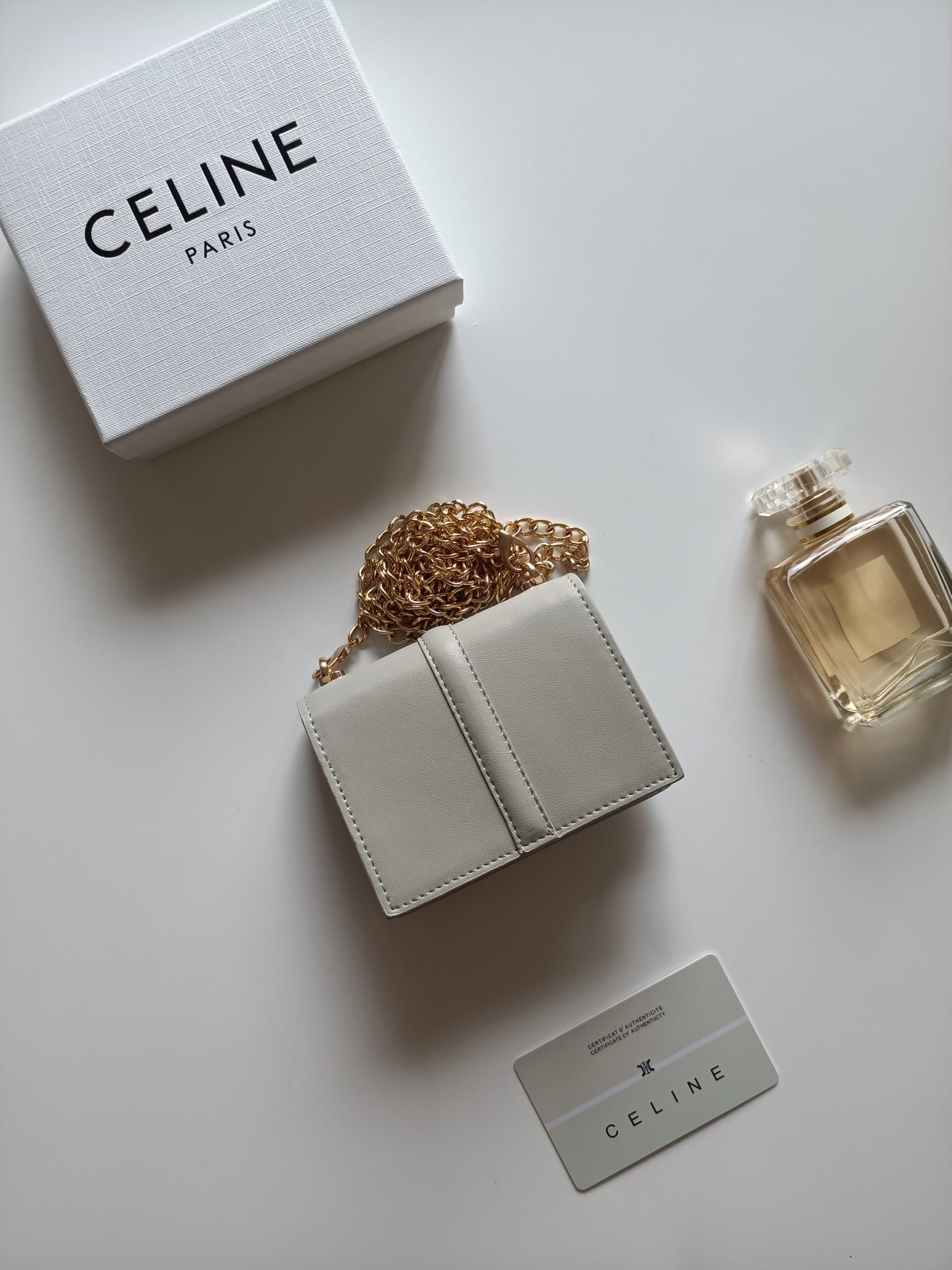 C444 Celine’s latest chain wallet – TRIOMPHE flap chain wallet, can be carried diagonally. It features classic patterns on the inner layer, with a smooth texture. The closure is achieved through a rotating lock. There are 1 additional thick compartment an — image 3