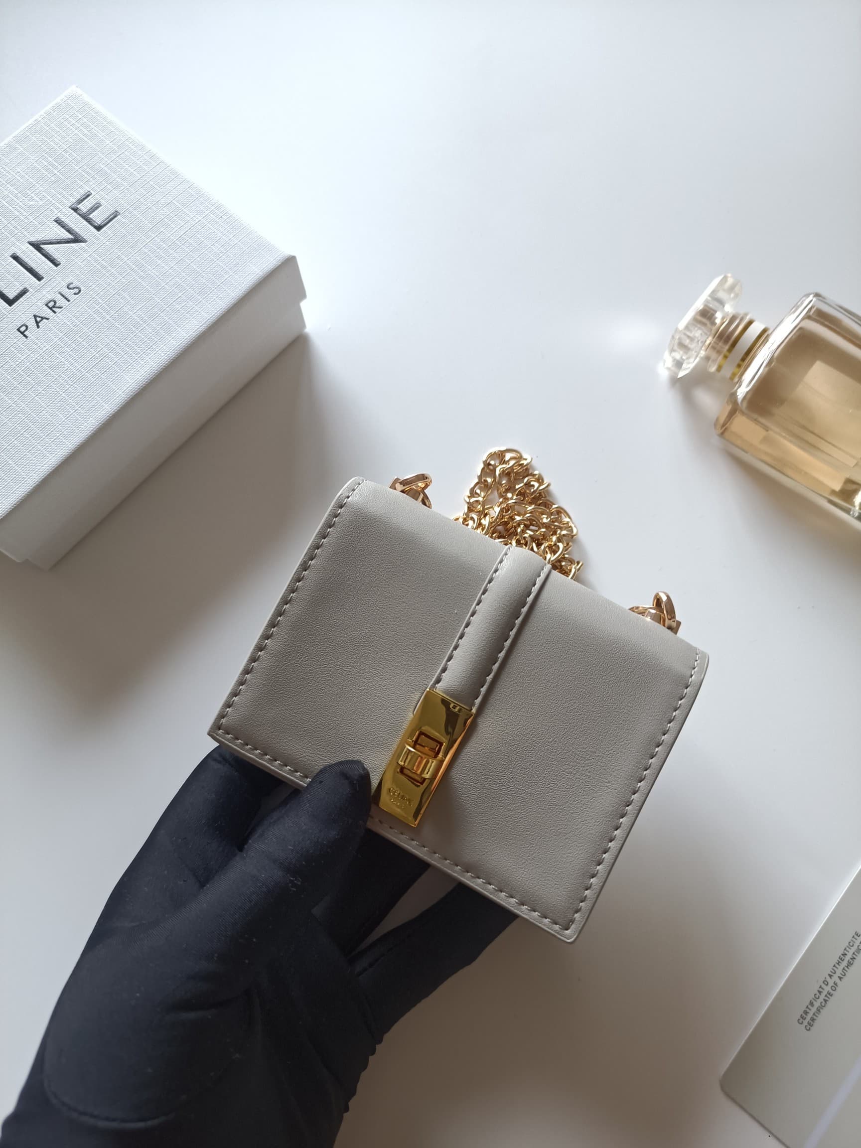 C444 Celine’s latest chain wallet – TRIOMPHE flap chain wallet, can be carried diagonally. It features classic patterns on the inner layer, with a smooth texture. The closure is achieved through a rotating lock. There are 1 additional thick compartment an — image 4
