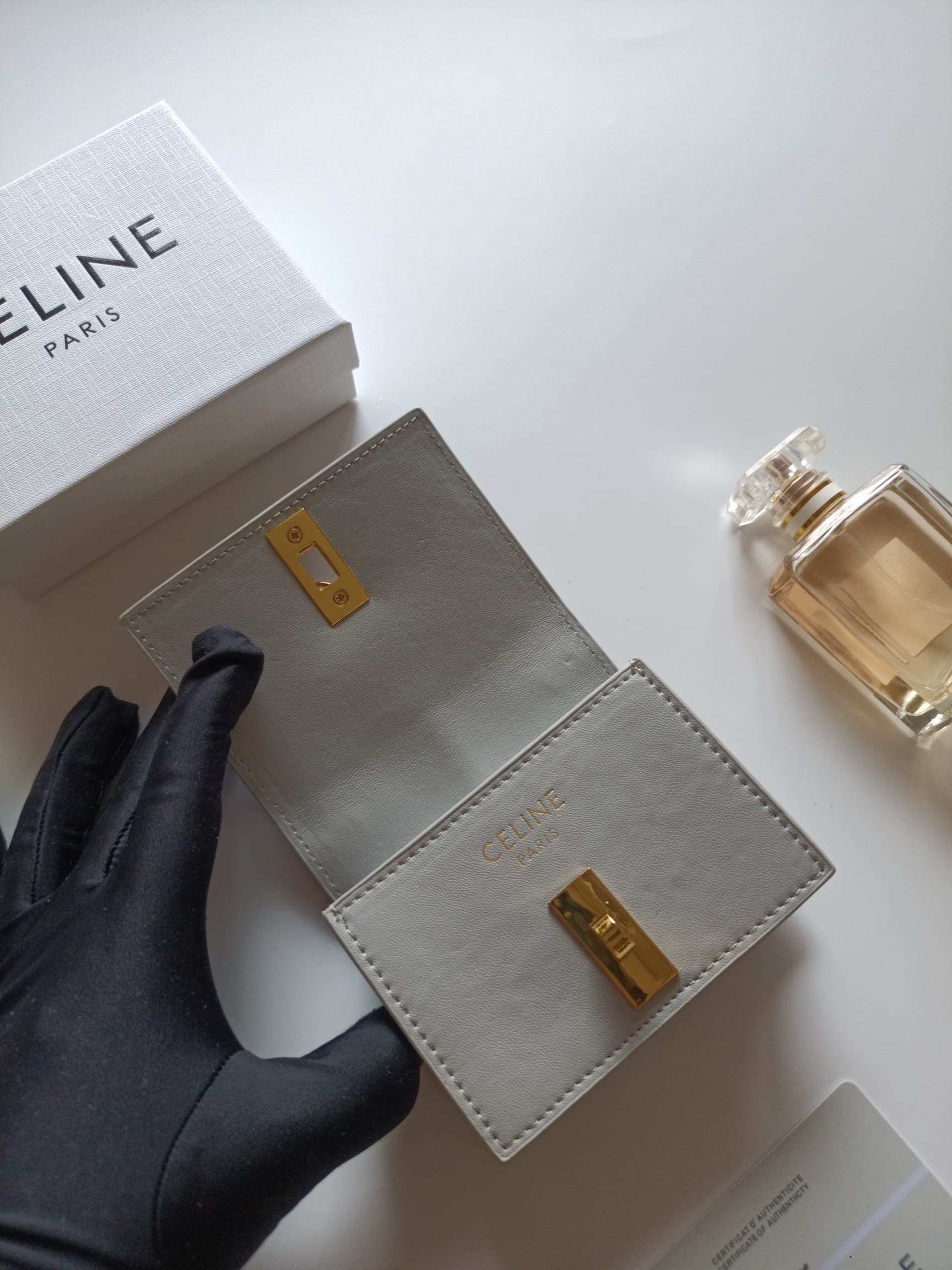 C444 Celine’s latest chain wallet – TRIOMPHE flap chain wallet, can be carried diagonally. It features classic patterns on the inner layer, with a smooth texture. The closure is achieved through a rotating lock. There are 1 additional thick compartment an — image 5