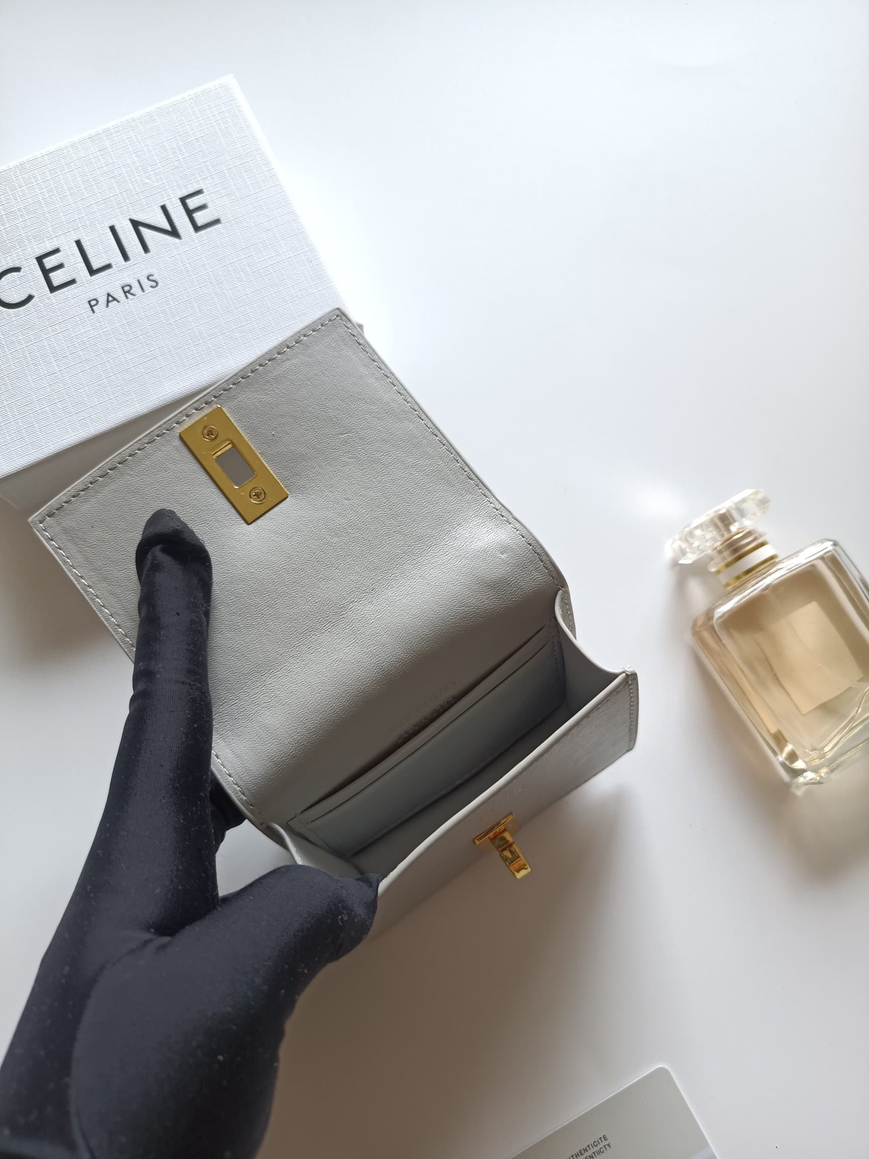 C444 Celine’s latest chain wallet – TRIOMPHE flap chain wallet, can be carried diagonally. It features classic patterns on the inner layer, with a smooth texture. The closure is achieved through a rotating lock. There are 1 additional thick compartment an — image 6