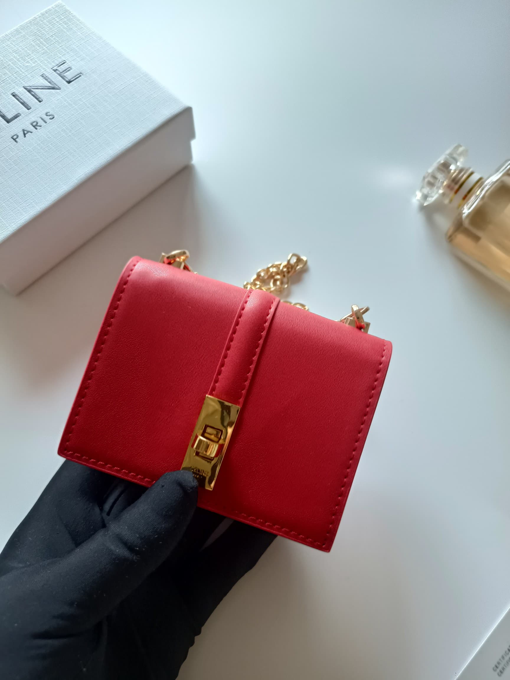 C443 Celine’s latest chain wallet – TRIOMPHE flap chain wallet, designed for cross-body use. It features classic patterns on the interior, with smooth texture material. The closure is achieved through a rotating lock. There are 1 additional thick compartm — image 4