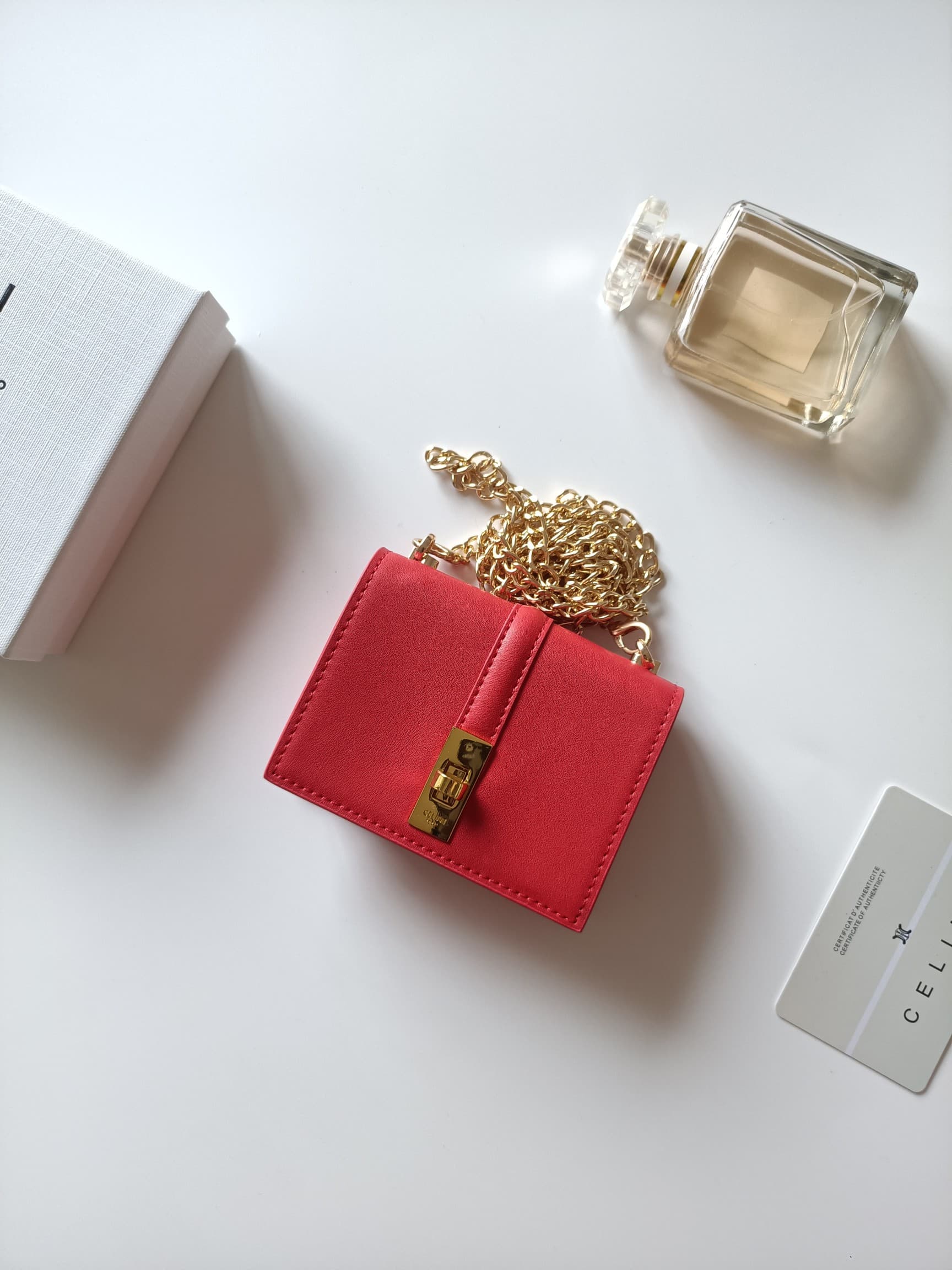 C443 Celine’s latest chain wallet – TRIOMPHE flap chain wallet, designed for cross-body use. It features classic patterns on the interior, with smooth texture material. The closure is achieved through a rotating lock. There are 1 additional thick compartm — image 2