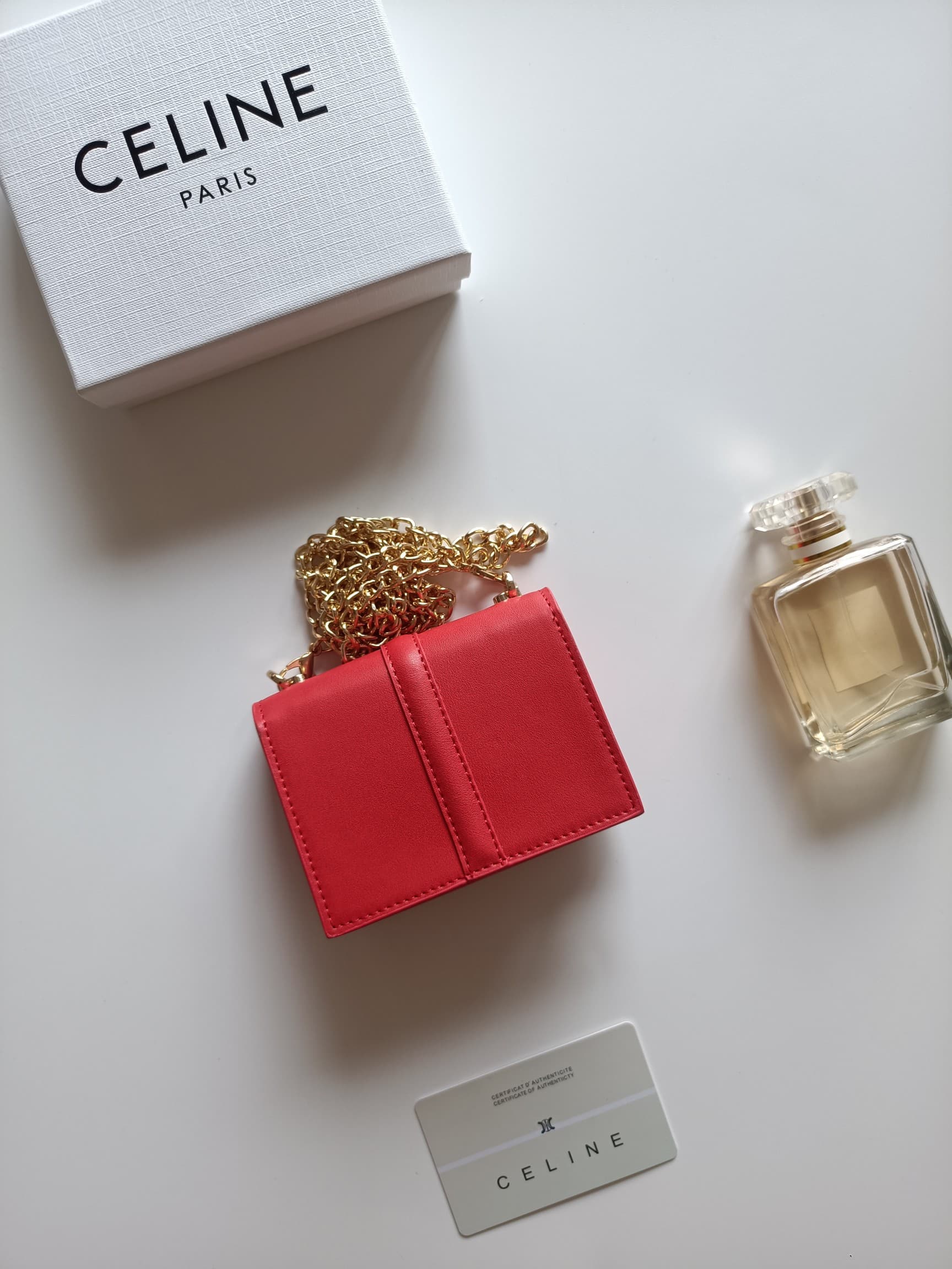 C443 Celine’s latest chain wallet – TRIOMPHE flap chain wallet, designed for cross-body use. It features classic patterns on the interior, with smooth texture material. The closure is achieved through a rotating lock. There are 1 additional thick compartm — image 3