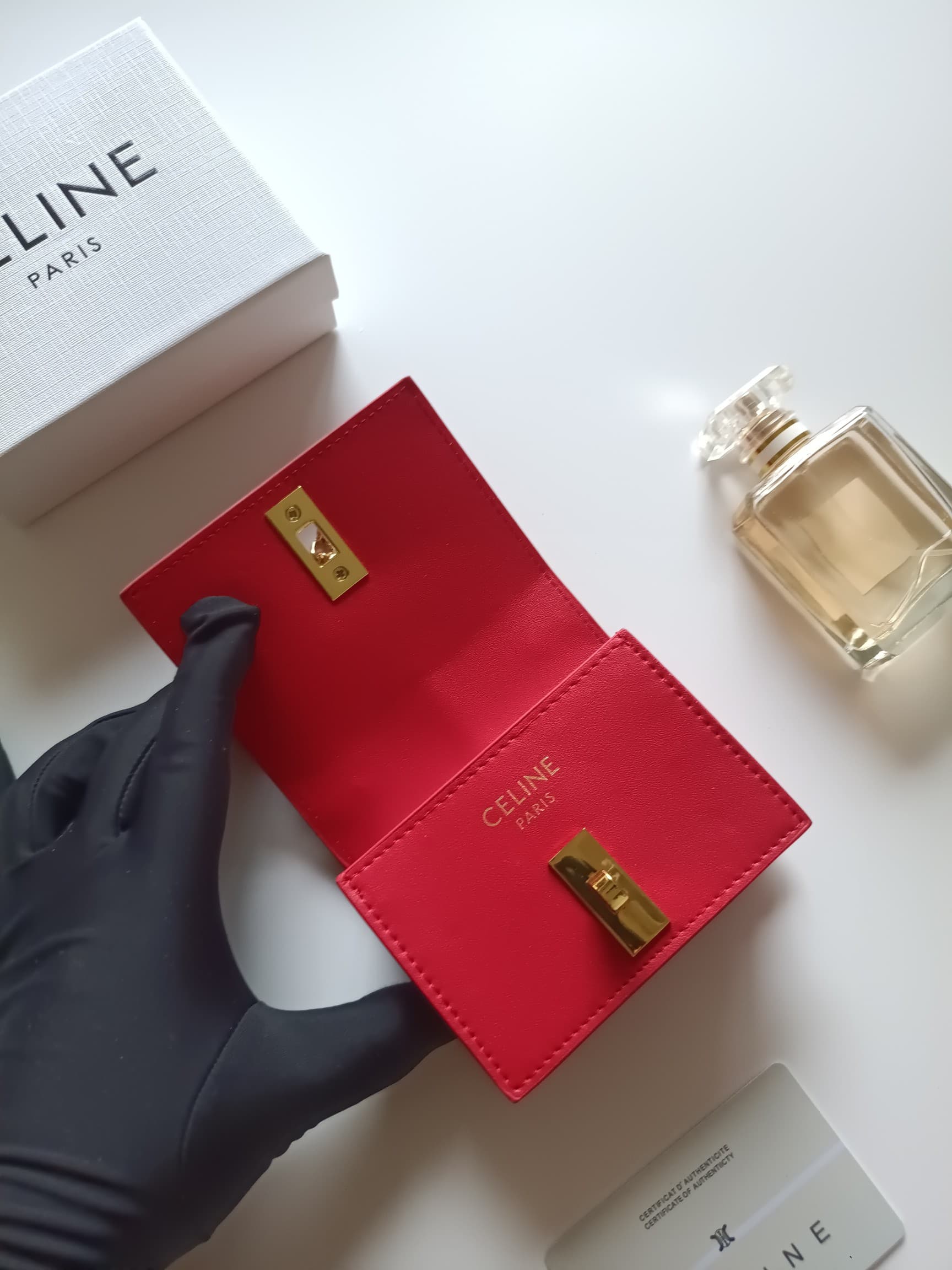 C443 Celine’s latest chain wallet – TRIOMPHE flap chain wallet, designed for cross-body use. It features classic patterns on the interior, with smooth texture material. The closure is achieved through a rotating lock. There are 1 additional thick compartm — image 5