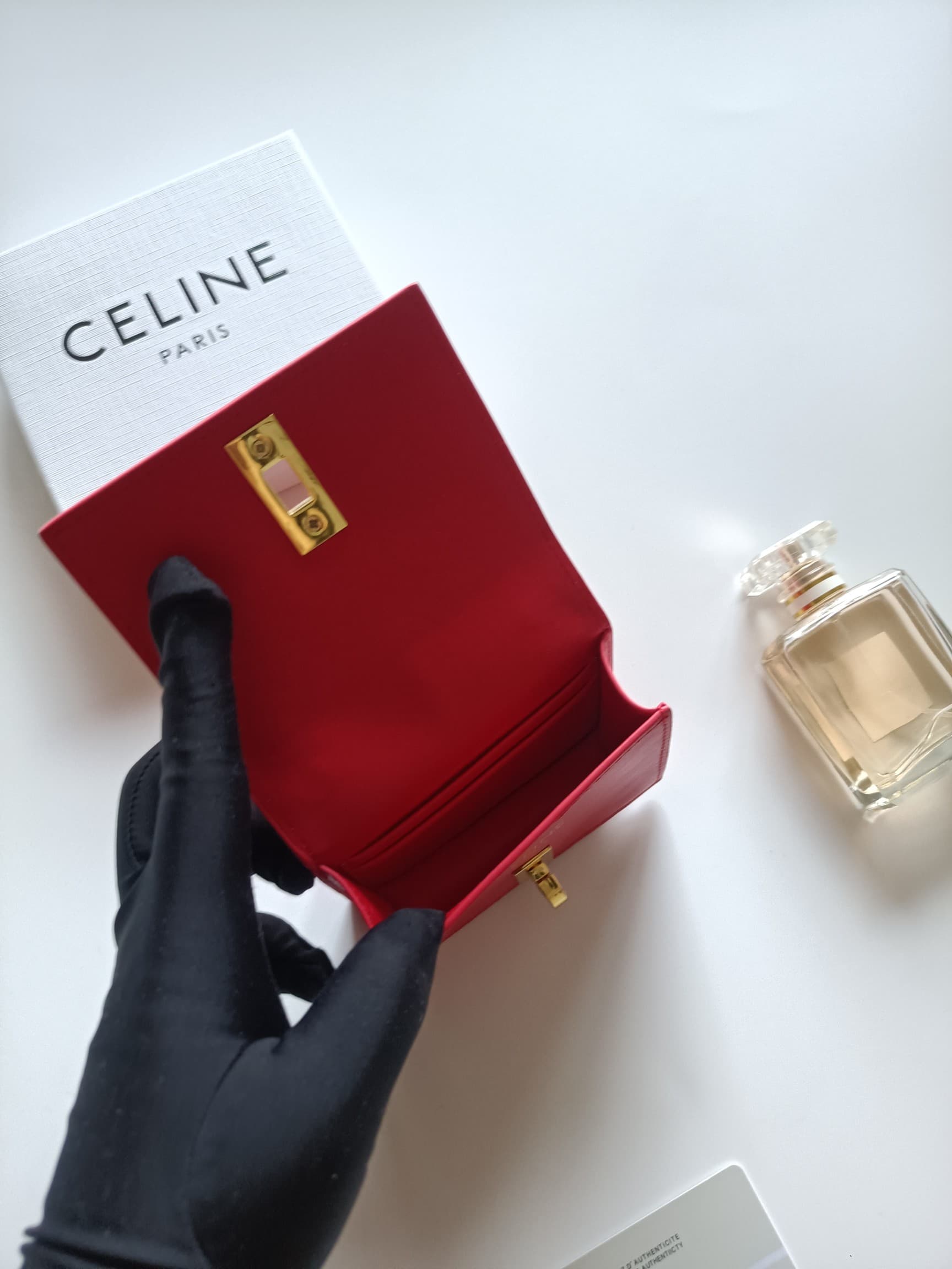 C443 Celine’s latest chain wallet – TRIOMPHE flap chain wallet, designed for cross-body use. It features classic patterns on the interior, with smooth texture material. The closure is achieved through a rotating lock. There are 1 additional thick compartm — image 6
