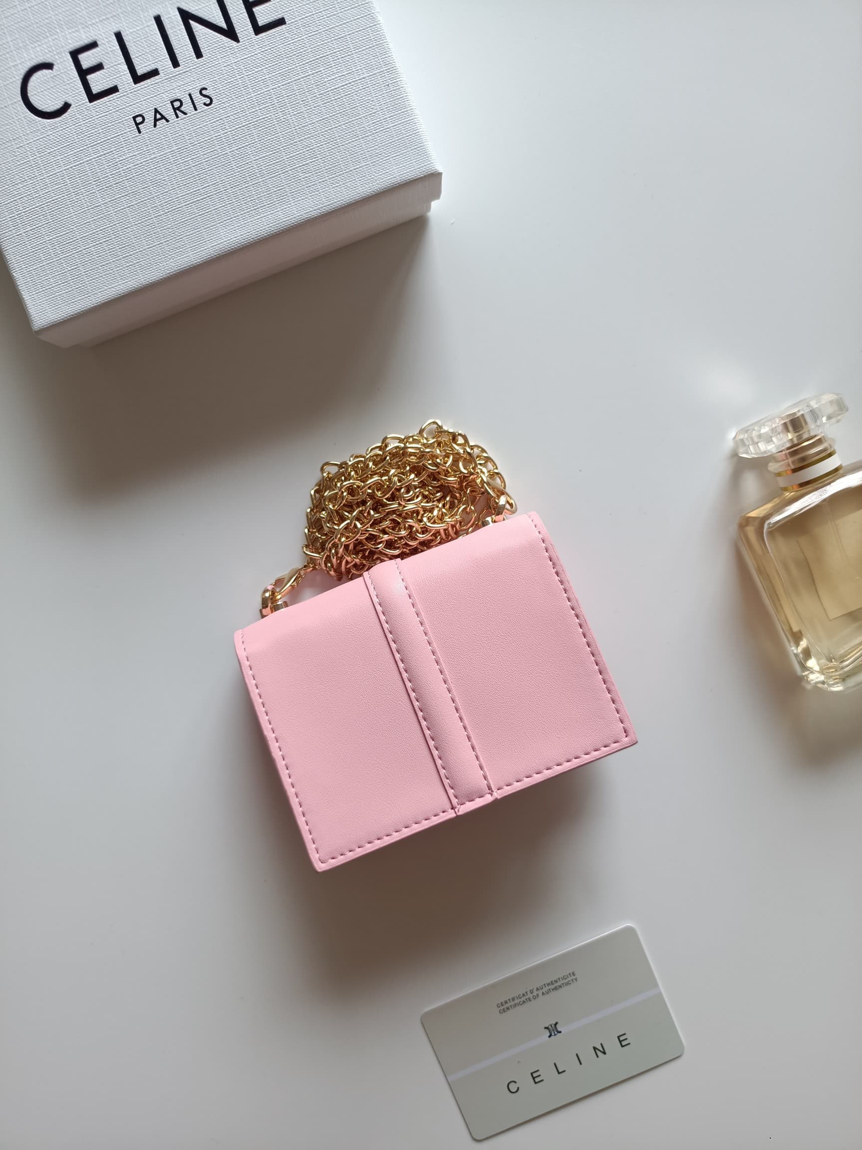 C442 Celine’s latest chain purse – TRIOMPHE flip-top chain purse. It can be carried diagonally; the interior features classic patterns made of microfiber, with a rotating lock for opening and closing. It has one extra-thick main compartment and one inner  — image 3
