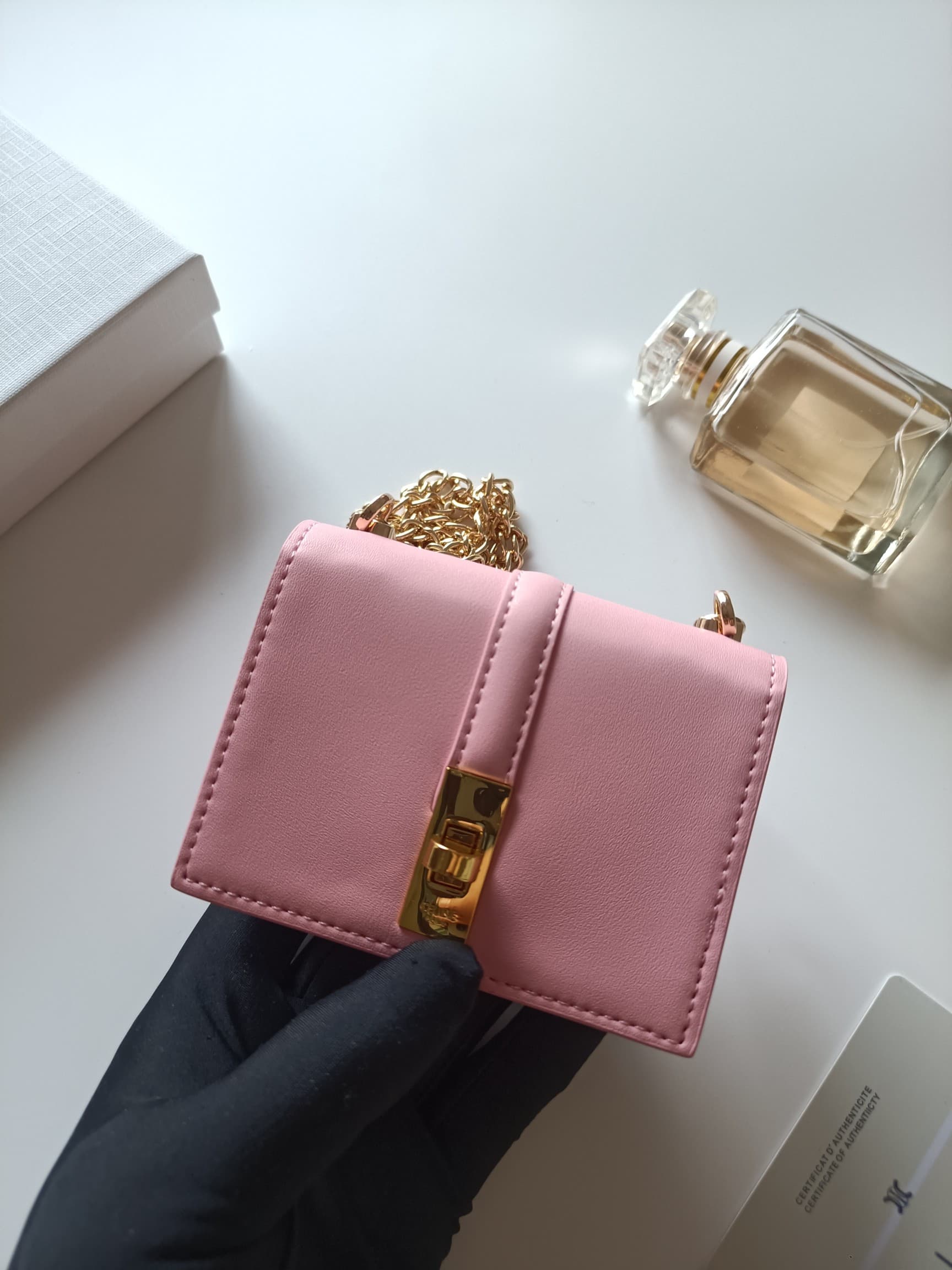 C442 Celine’s latest chain purse – TRIOMPHE flip-top chain purse. It can be carried diagonally; the interior features classic patterns made of microfiber, with a rotating lock for opening and closing. It has one extra-thick main compartment and one inner  — image 4