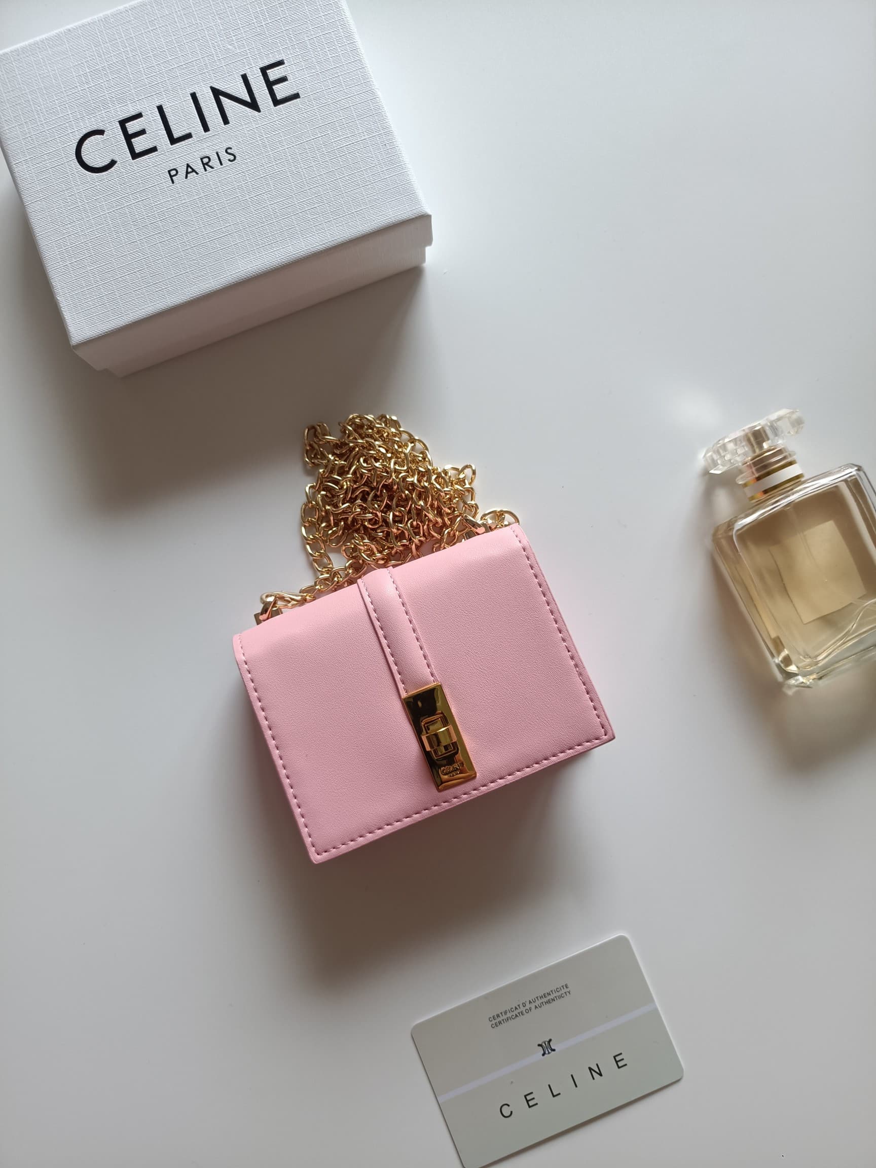 C442 Celine’s latest chain purse – TRIOMPHE flip-top chain purse. It can be carried diagonally; the interior features classic patterns made of microfiber, with a rotating lock for opening and closing. It has one extra-thick main compartment and one inner  — image 2