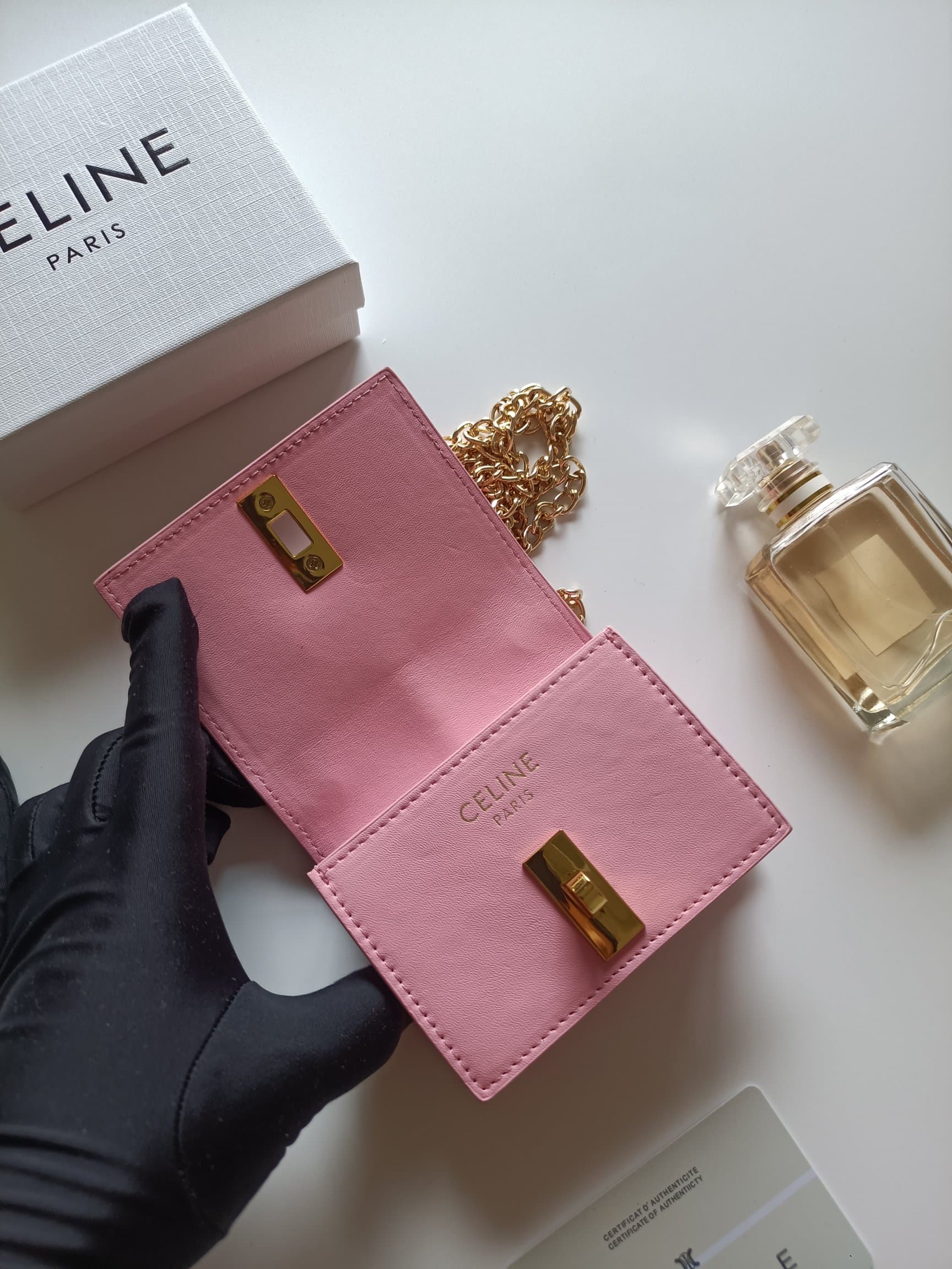 C442 Celine’s latest chain purse – TRIOMPHE flip-top chain purse. It can be carried diagonally; the interior features classic patterns made of microfiber, with a rotating lock for opening and closing. It has one extra-thick main compartment and one inner  — image 5