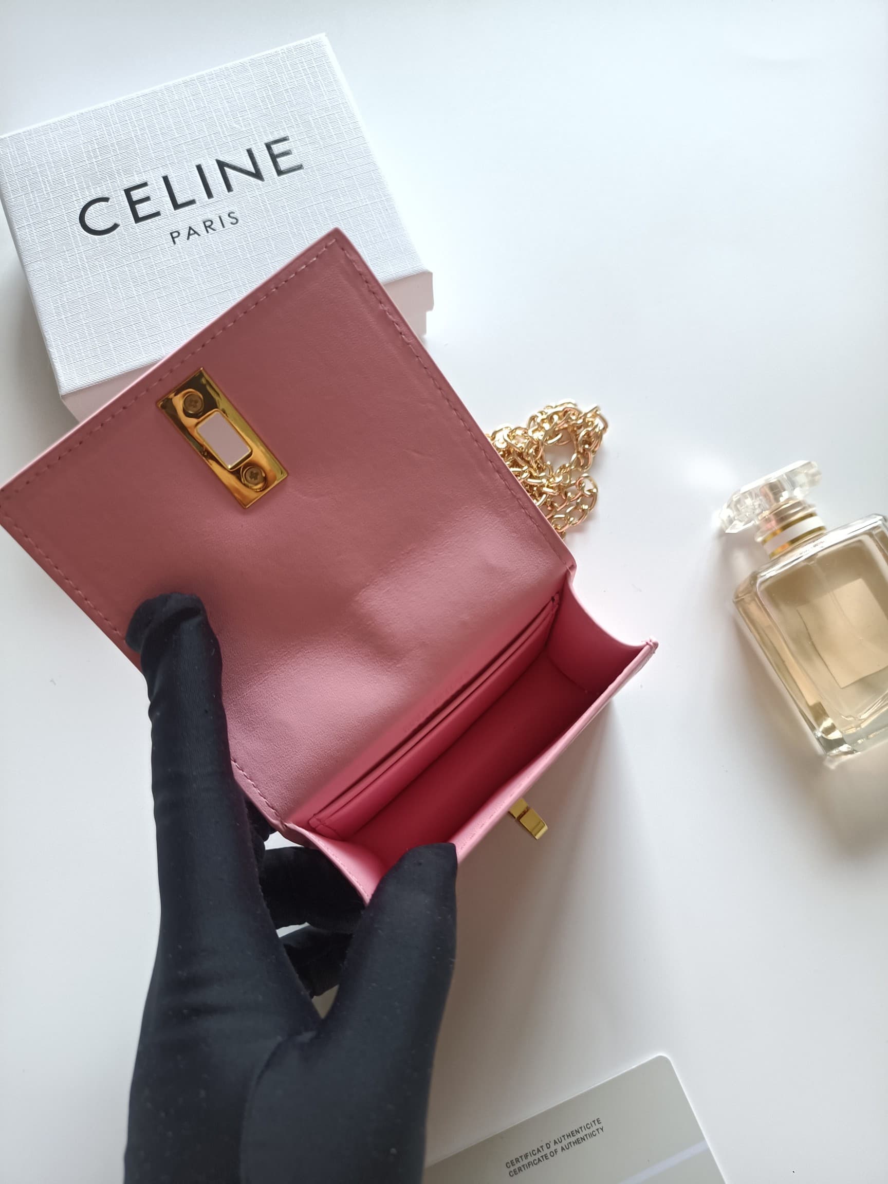 C442 Celine’s latest chain purse – TRIOMPHE flip-top chain purse. It can be carried diagonally; the interior features classic patterns made of microfiber, with a rotating lock for opening and closing. It has one extra-thick main compartment and one inner  — image 6