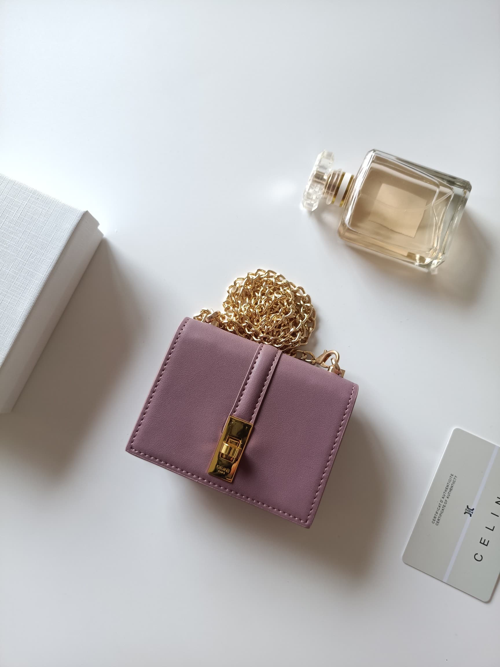 C441 Celine’s latest chain wallet – TRIOMPHE flip-top chain wallet, adjustable at an angle. It features classic patterns on the inner surface, with a smooth texture. The lid is opened using a rotating lock. There are 1 additional layer of thick compartmen — image 2