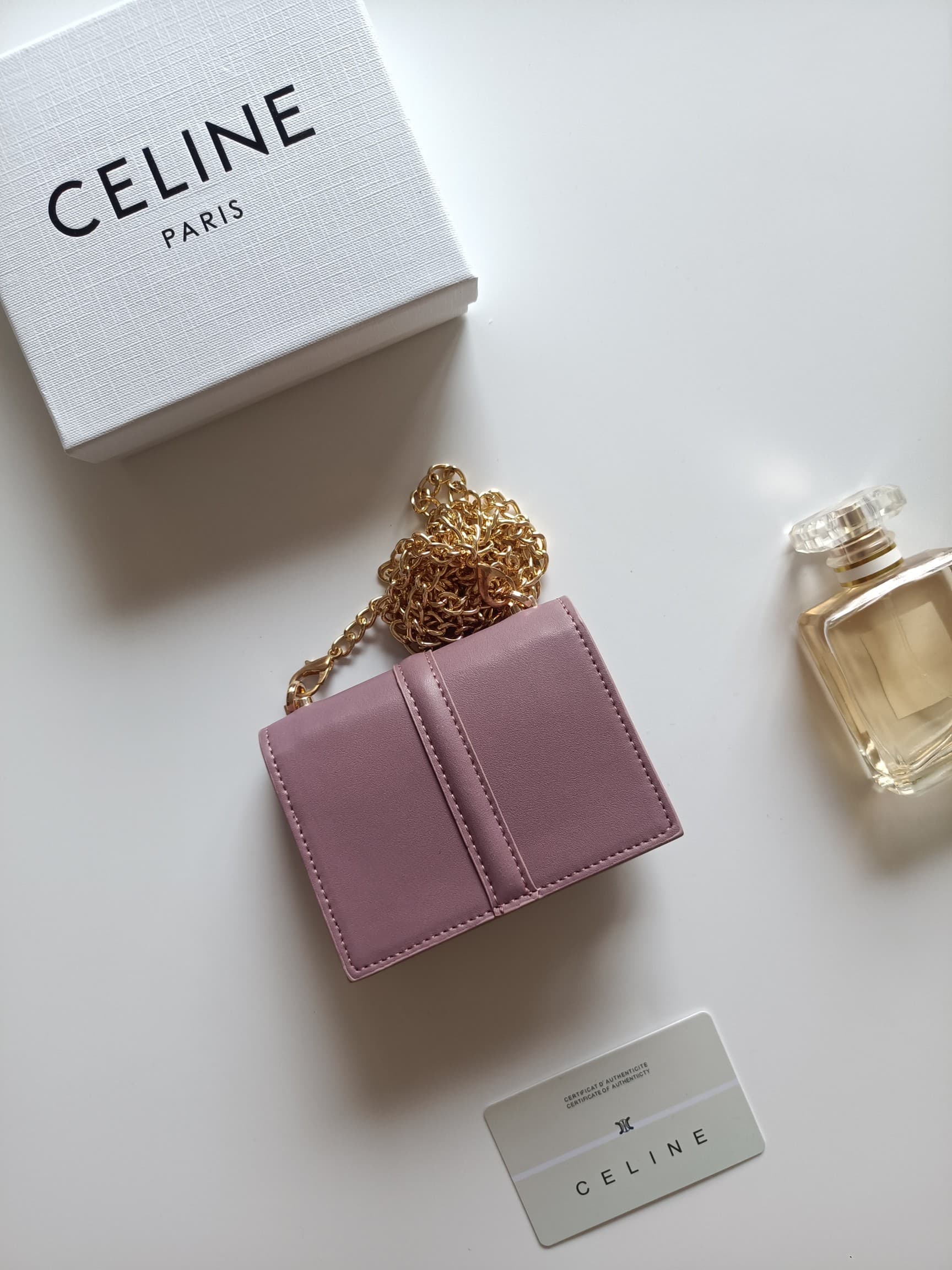 C441 Celine’s latest chain wallet – TRIOMPHE flip-top chain wallet, adjustable at an angle. It features classic patterns on the inner surface, with a smooth texture. The lid is opened using a rotating lock. There are 1 additional layer of thick compartmen — image 3