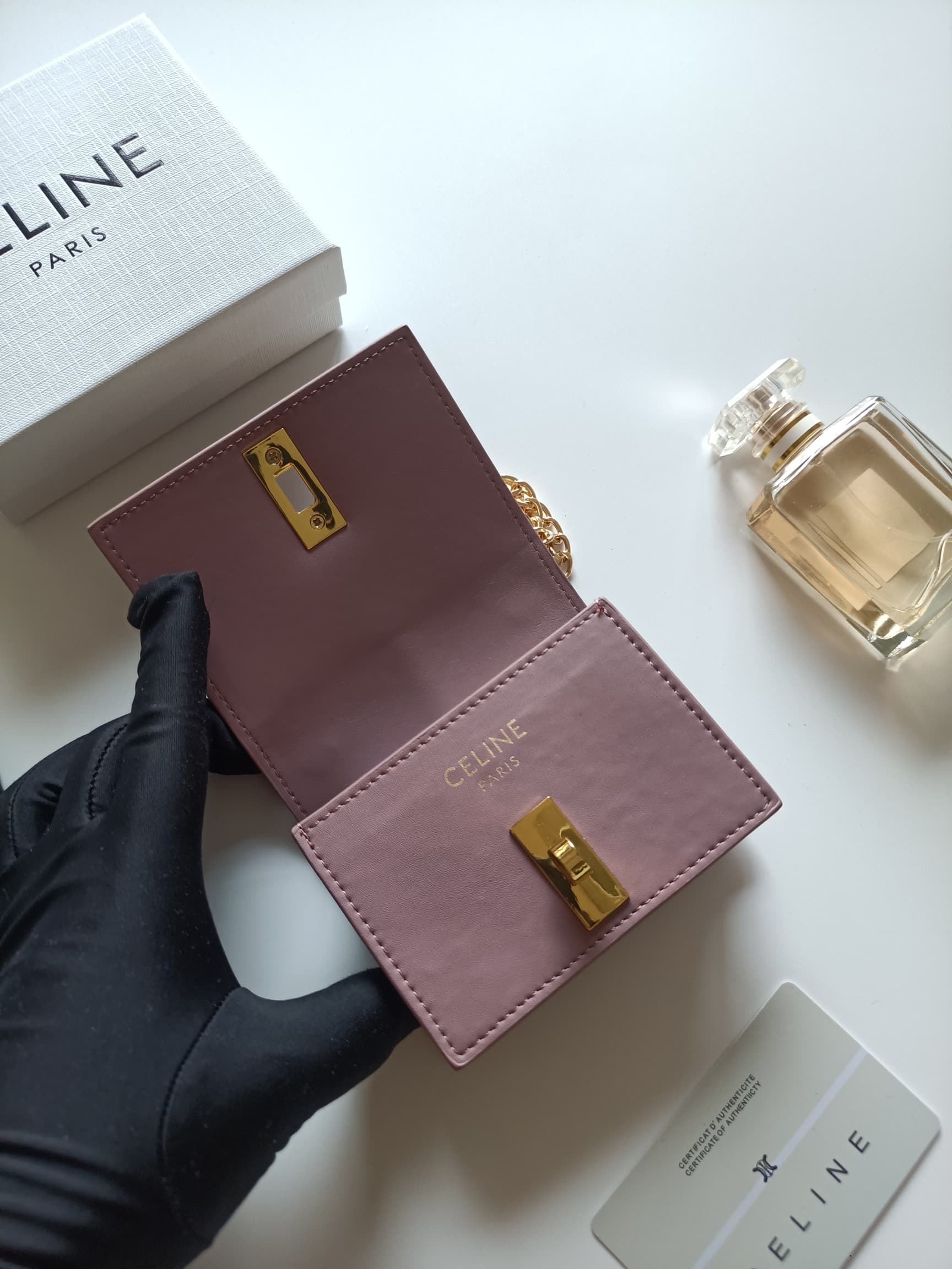 C441 Celine’s latest chain wallet – TRIOMPHE flip-top chain wallet, adjustable at an angle. It features classic patterns on the inner surface, with a smooth texture. The lid is opened using a rotating lock. There are 1 additional layer of thick compartmen — image 5