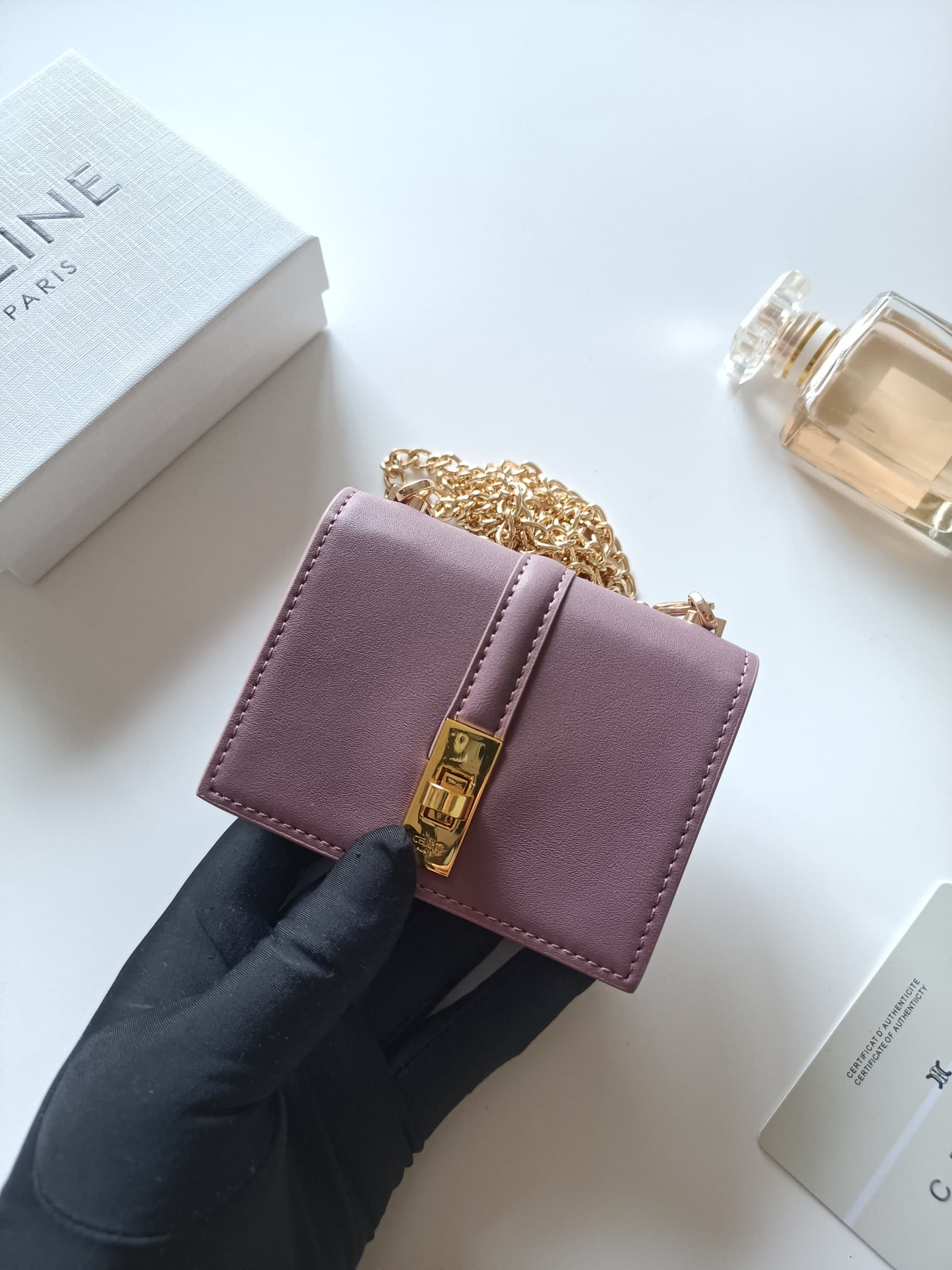 C441 Celine’s latest chain wallet – TRIOMPHE flip-top chain wallet, adjustable at an angle. It features classic patterns on the inner surface, with a smooth texture. The lid is opened using a rotating lock. There are 1 additional layer of thick compartmen — image 4