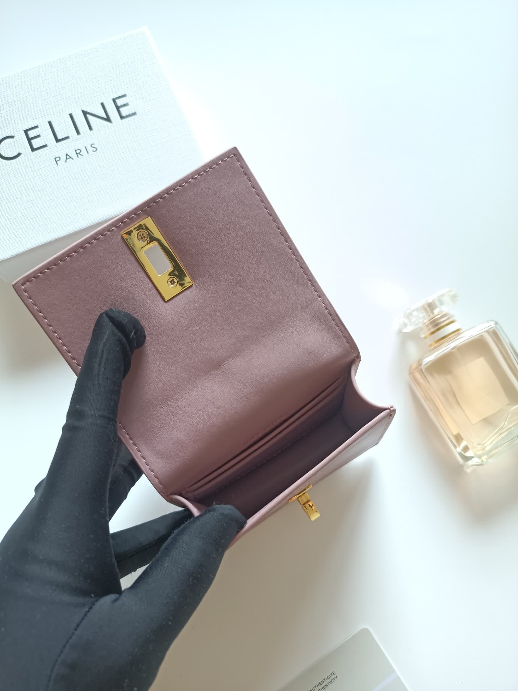 C441 Celine’s latest chain wallet – TRIOMPHE flip-top chain wallet, adjustable at an angle. It features classic patterns on the inner surface, with a smooth texture. The lid is opened using a rotating lock. There are 1 additional layer of thick compartmen — image 6