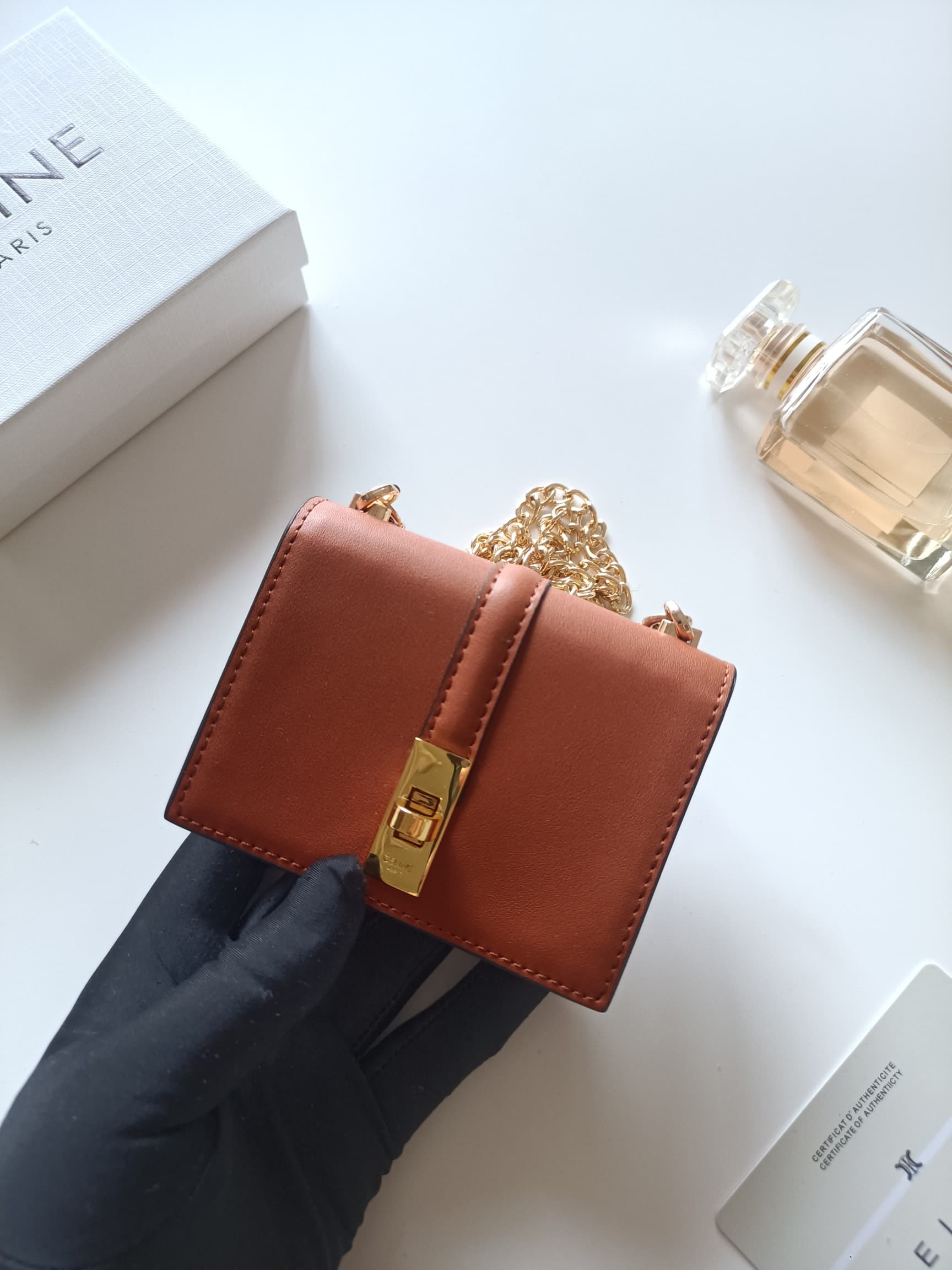 C440 Celine’s latest chain purse – TRIOMPHE flip-top chain purse. It can be carried diagonally; the interior features classic patterns made of high-quality synthetic material. The closure uses a rotating lock. There is one extra-thick main compartment, an — image 4