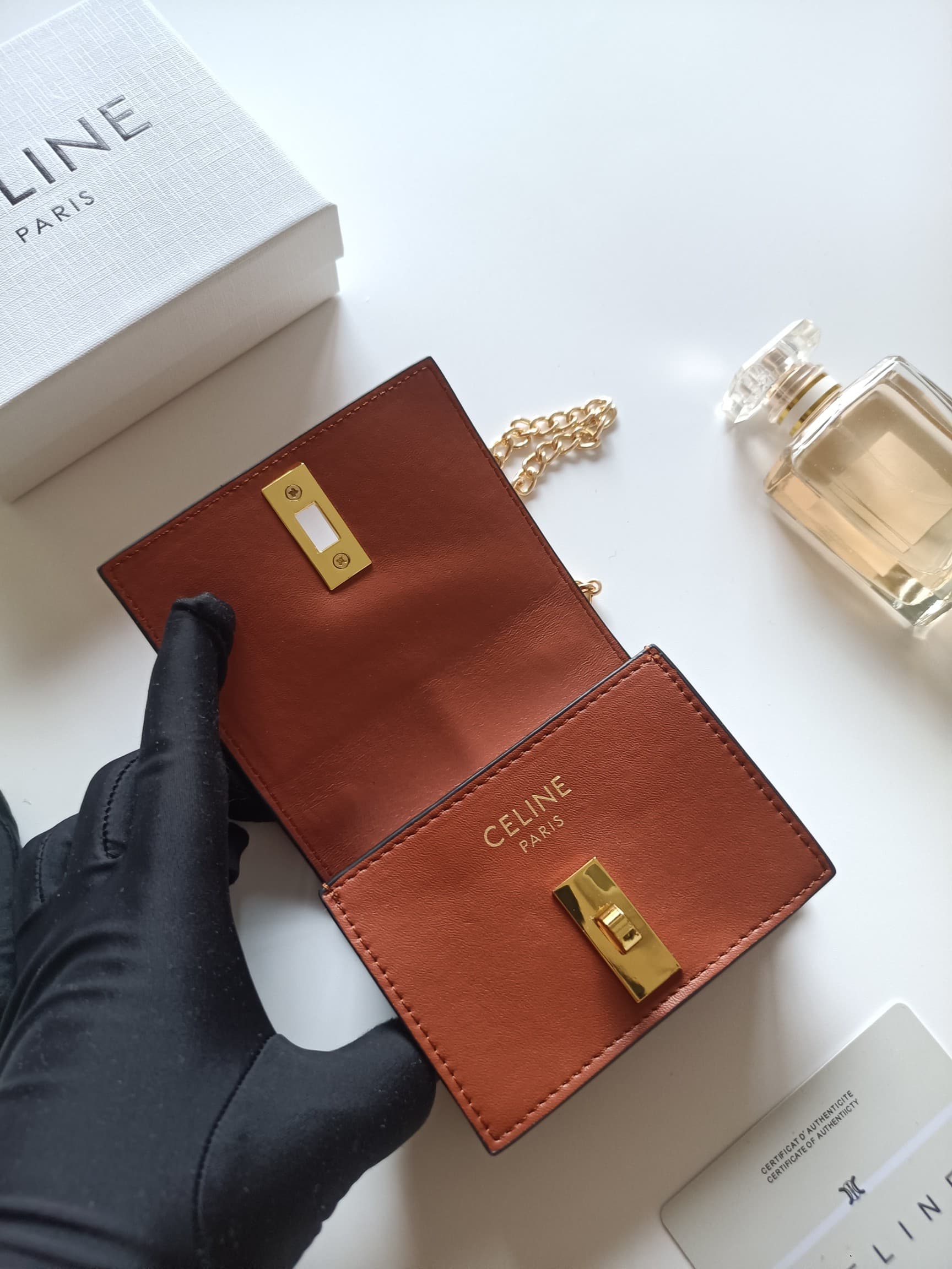 C440 Celine’s latest chain purse – TRIOMPHE flip-top chain purse. It can be carried diagonally; the interior features classic patterns made of high-quality synthetic material. The closure uses a rotating lock. There is one extra-thick main compartment, an — image 5