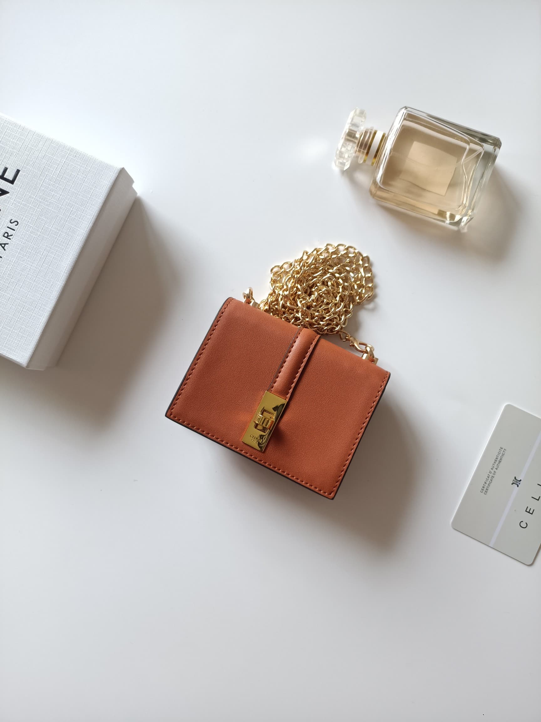 C440 Celine’s latest chain purse – TRIOMPHE flip-top chain purse. It can be carried diagonally; the interior features classic patterns made of high-quality synthetic material. The closure uses a rotating lock. There is one extra-thick main compartment, an — image 2