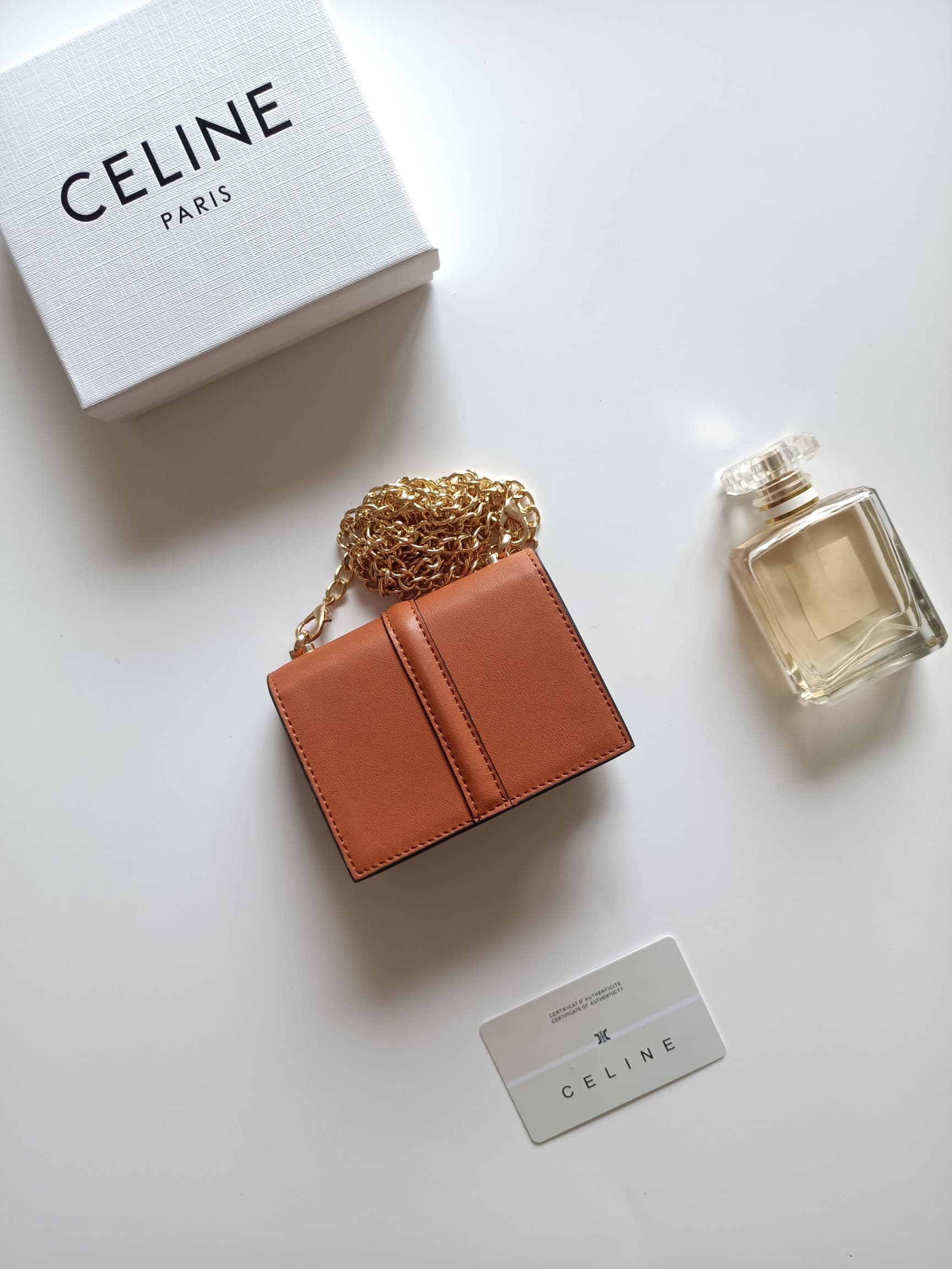 C440 Celine’s latest chain purse – TRIOMPHE flip-top chain purse. It can be carried diagonally; the interior features classic patterns made of high-quality synthetic material. The closure uses a rotating lock. There is one extra-thick main compartment, an — image 3