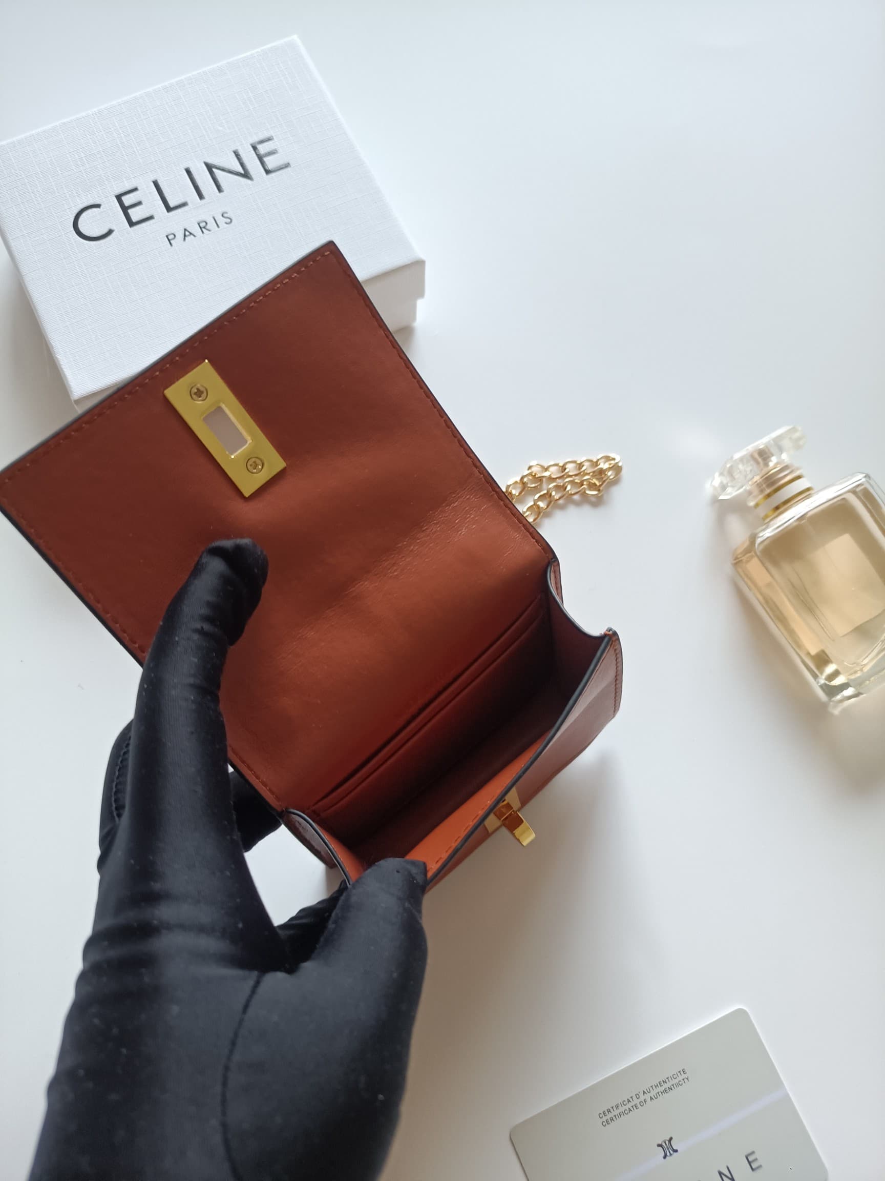 C440 Celine’s latest chain purse – TRIOMPHE flip-top chain purse. It can be carried diagonally; the interior features classic patterns made of high-quality synthetic material. The closure uses a rotating lock. There is one extra-thick main compartment, an — image 6