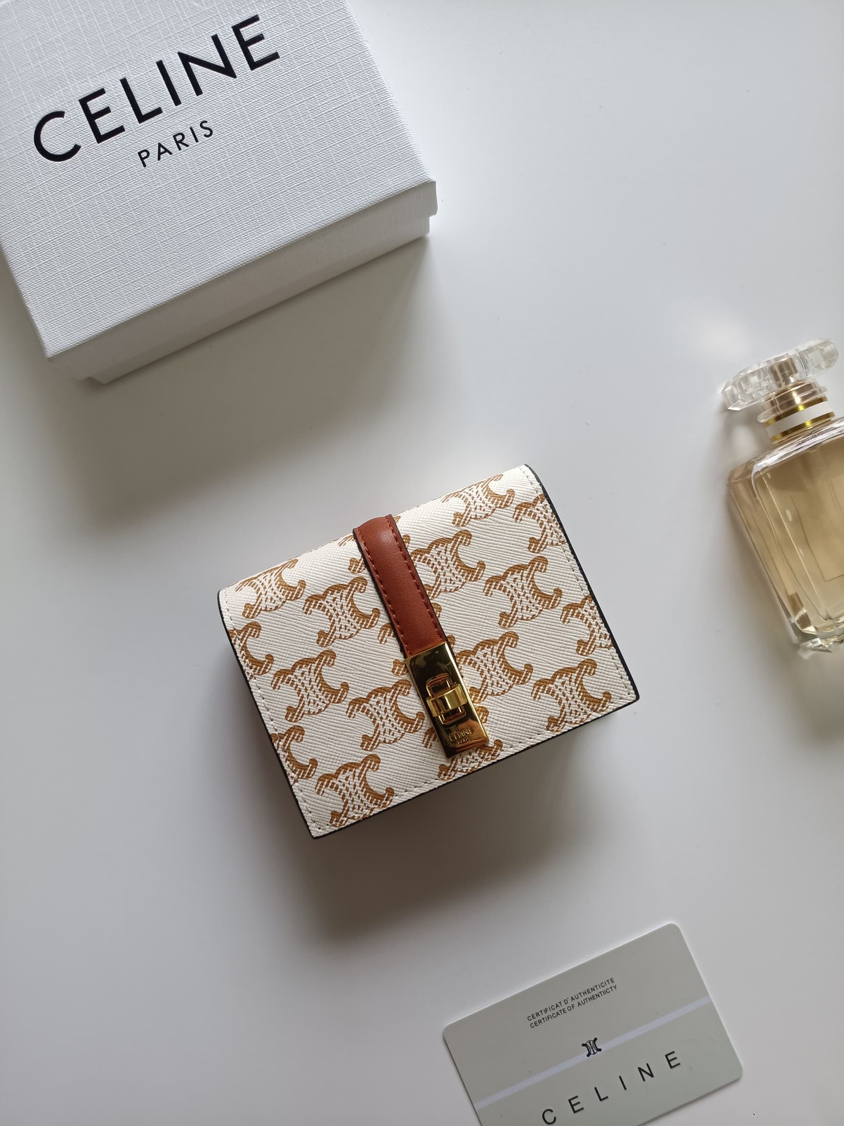 C455 Celine’s new card case – TRIOMPHE flip-top card case. It features classic patterns on the outer surface, with a smooth texture on the inner part. The case has a rotating lock for easy opening and closing. There is one thick compartment for storing ca — image 1