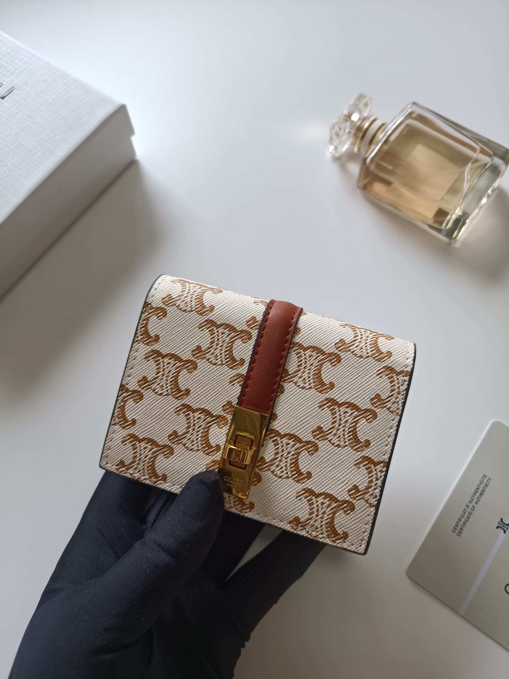C455 Celine’s new card case – TRIOMPHE flip-top card case. It features classic patterns on the outer surface, with a smooth texture on the inner part. The case has a rotating lock for easy opening and closing. There is one thick compartment for storing ca — image 4