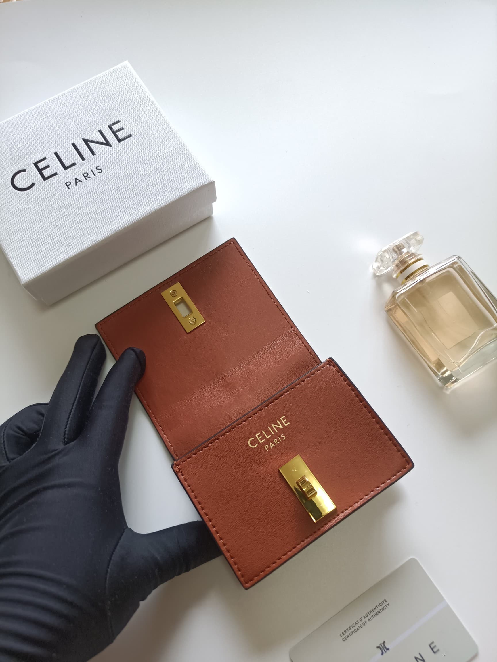 C455 Celine’s new card case – TRIOMPHE flip-top card case. It features classic patterns on the outer surface, with a smooth texture on the inner part. The case has a rotating lock for easy opening and closing. There is one thick compartment for storing ca — image 5