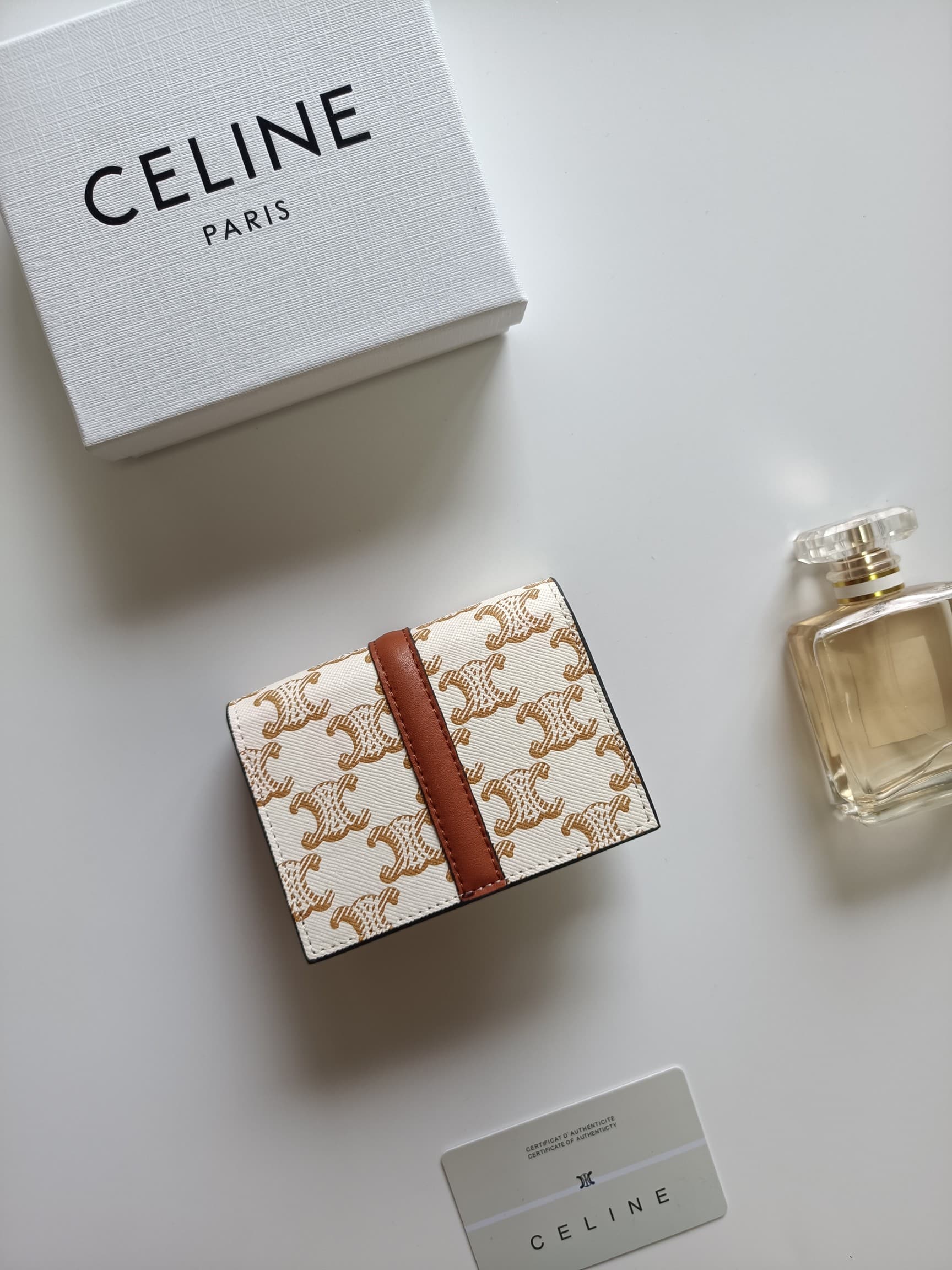 C455 Celine’s new card case – TRIOMPHE flip-top card case. It features classic patterns on the outer surface, with a smooth texture on the inner part. The case has a rotating lock for easy opening and closing. There is one thick compartment for storing ca — image 3