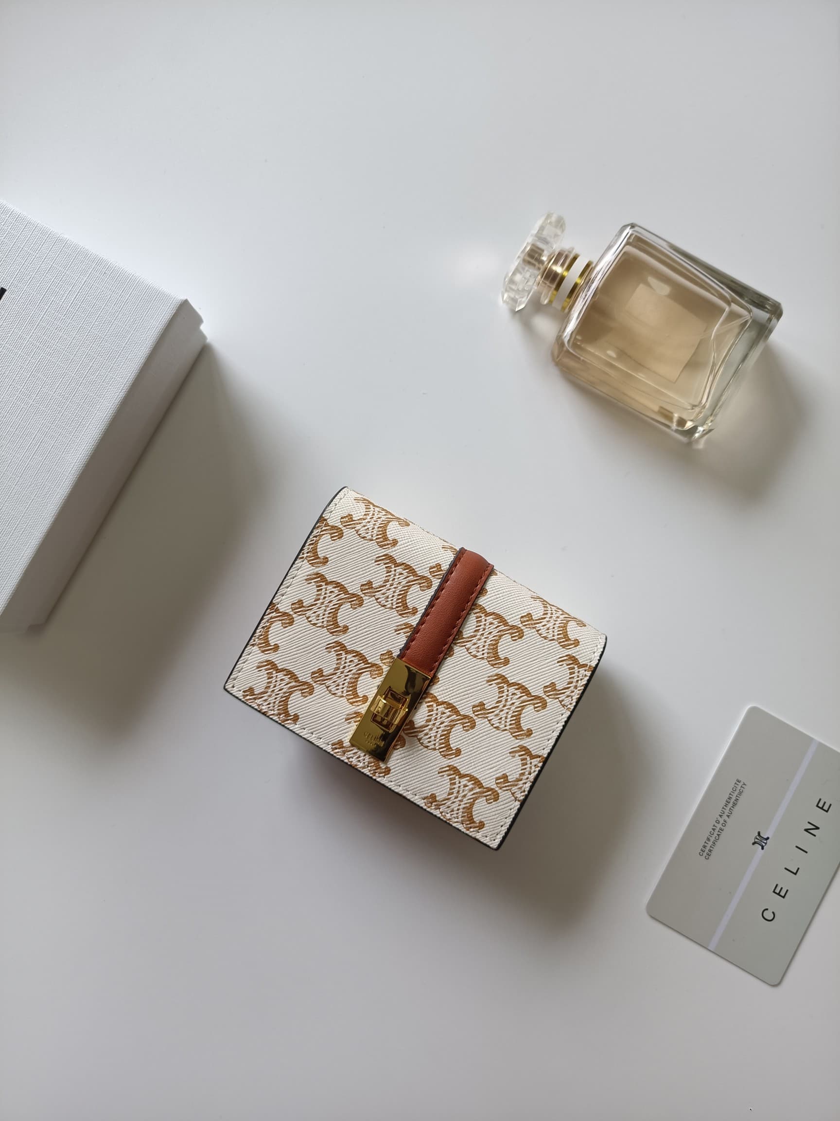 C455 Celine’s new card case – TRIOMPHE flip-top card case. It features classic patterns on the outer surface, with a smooth texture on the inner part. The case has a rotating lock for easy opening and closing. There is one thick compartment for storing ca — image 2