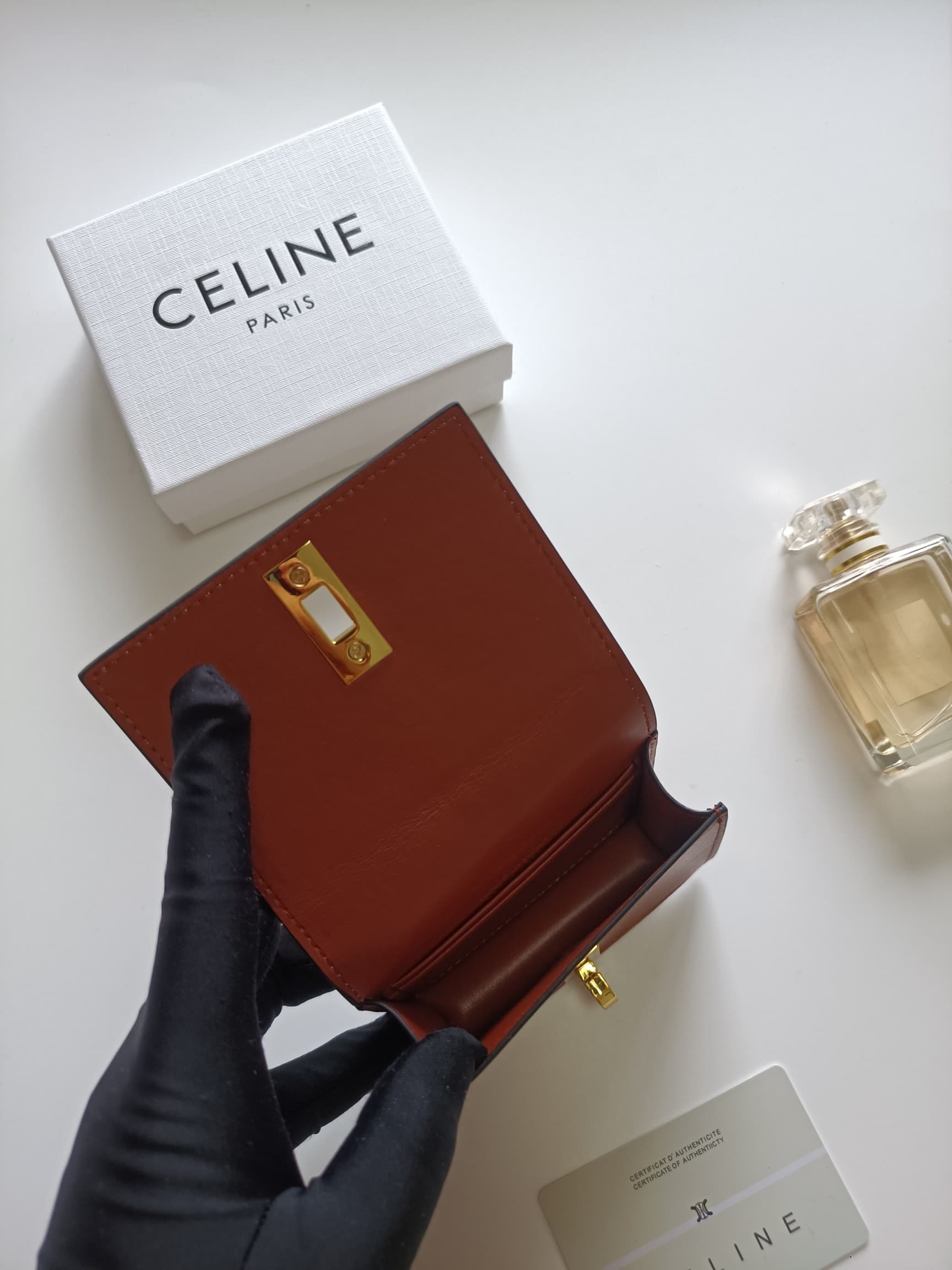 C455 Celine’s new card case – TRIOMPHE flip-top card case. It features classic patterns on the outer surface, with a smooth texture on the inner part. The case has a rotating lock for easy opening and closing. There is one thick compartment for storing ca — image 6