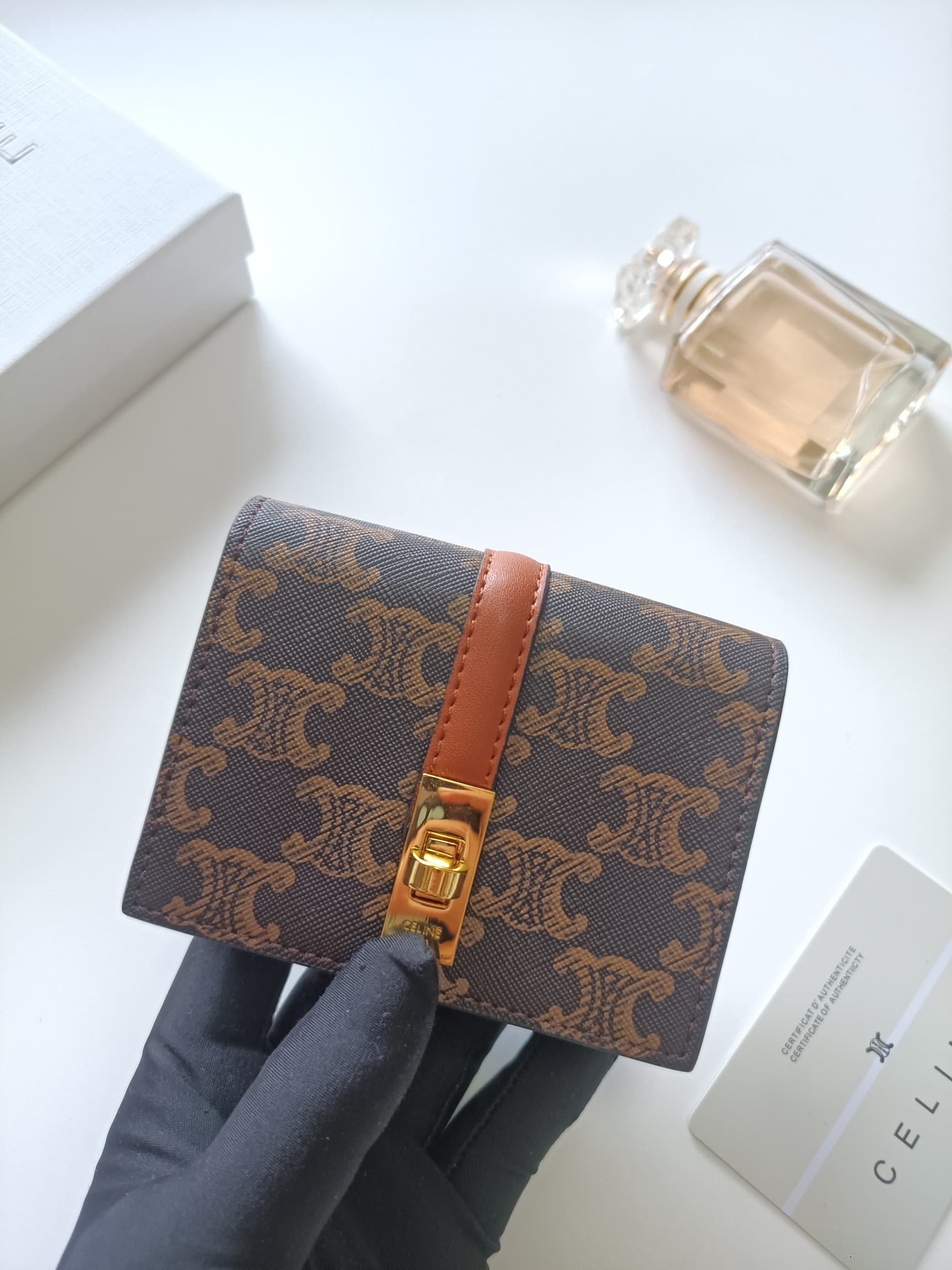 C454 Celine’s new card bag – TRIOMPHE flip-top card bag. It features a classic pattern on the outer surface, with smooth-textured ultra-fine material. The bag opens using a rotating lock mechanism. There are 1 additional thick compartment for storing card — image 4