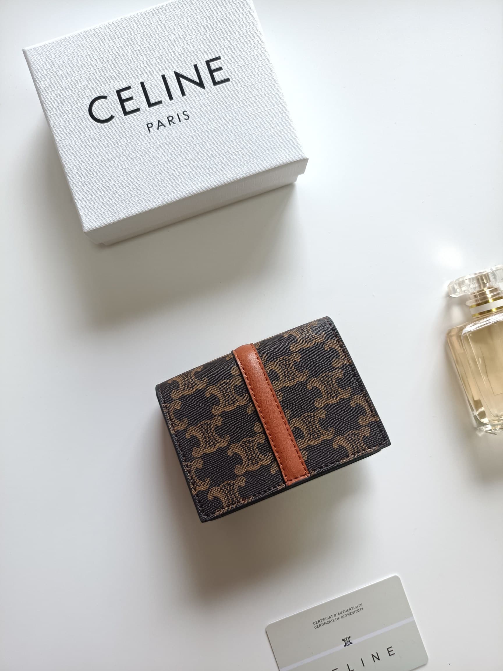 C454 Celine’s new card bag – TRIOMPHE flip-top card bag. It features a classic pattern on the outer surface, with smooth-textured ultra-fine material. The bag opens using a rotating lock mechanism. There are 1 additional thick compartment for storing card — image 3