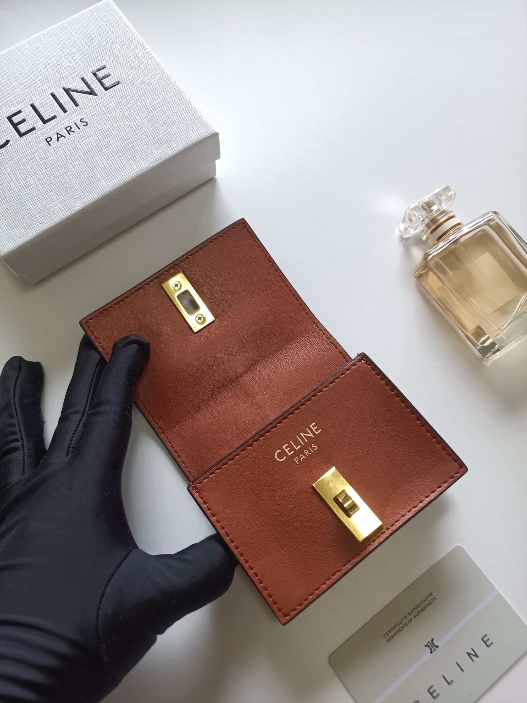 C454 Celine’s new card bag – TRIOMPHE flip-top card bag. It features a classic pattern on the outer surface, with smooth-textured ultra-fine material. The bag opens using a rotating lock mechanism. There are 1 additional thick compartment for storing card — image 5