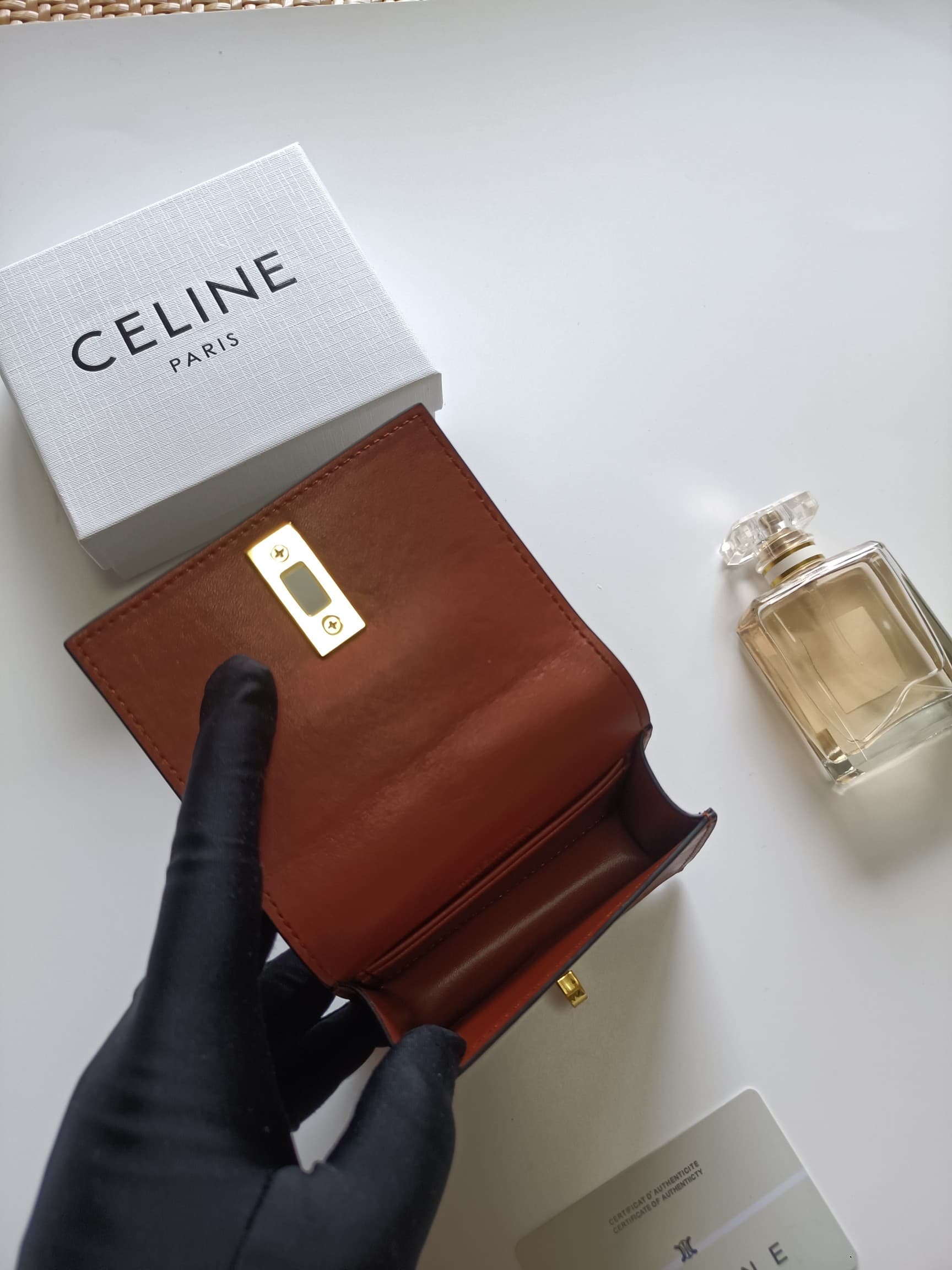 C454 Celine’s new card bag – TRIOMPHE flip-top card bag. It features a classic pattern on the outer surface, with smooth-textured ultra-fine material. The bag opens using a rotating lock mechanism. There are 1 additional thick compartment for storing card — image 6