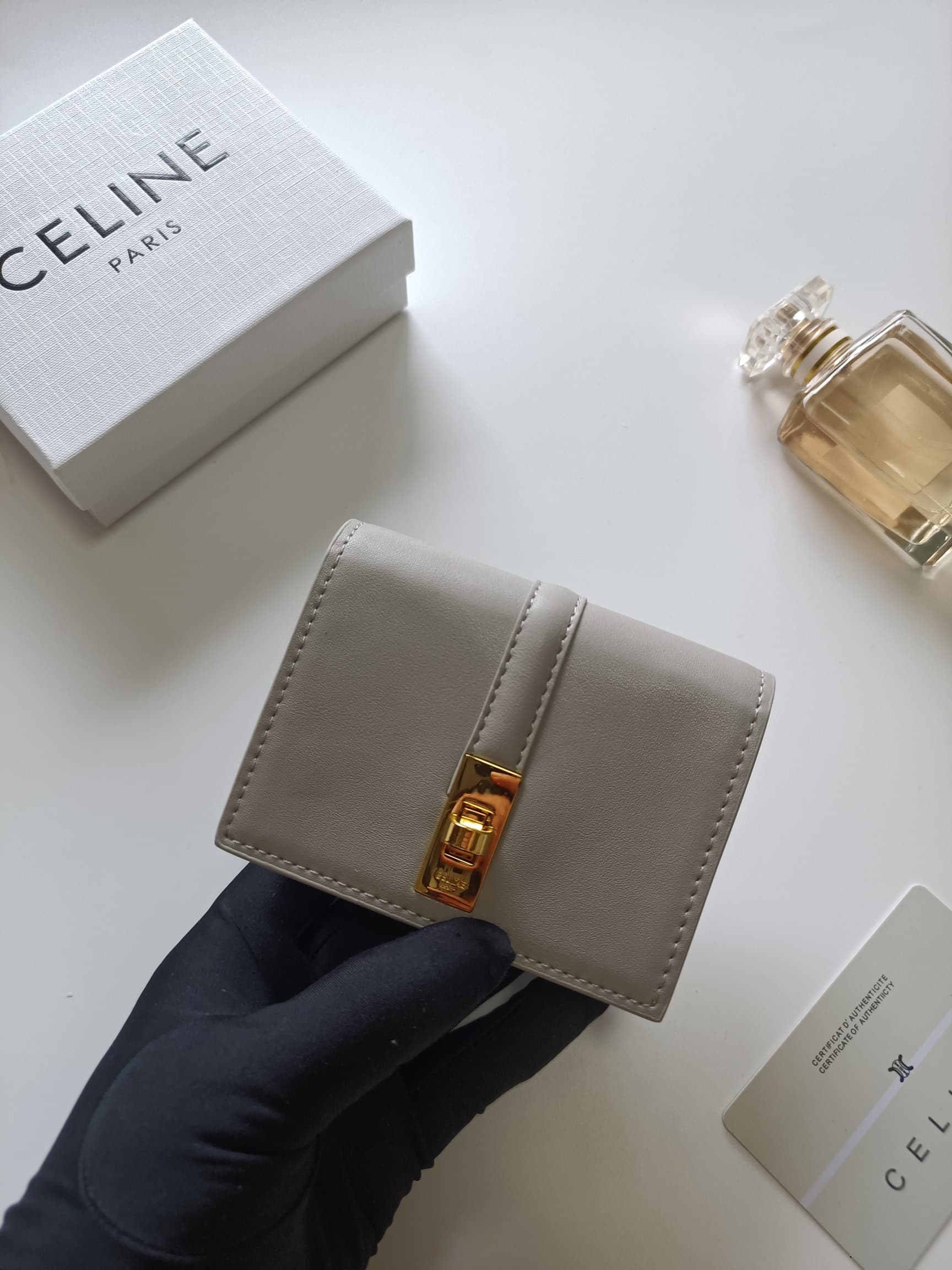 C453 Celine’s new card bag – TRIOMPHE flip-top card bag. It features classic patterns on the outer surface, with a smooth texture on the inner part. The bag uses a rotating lock mechanism for opening and closing. There are one extra-thick compartment for  — image 4