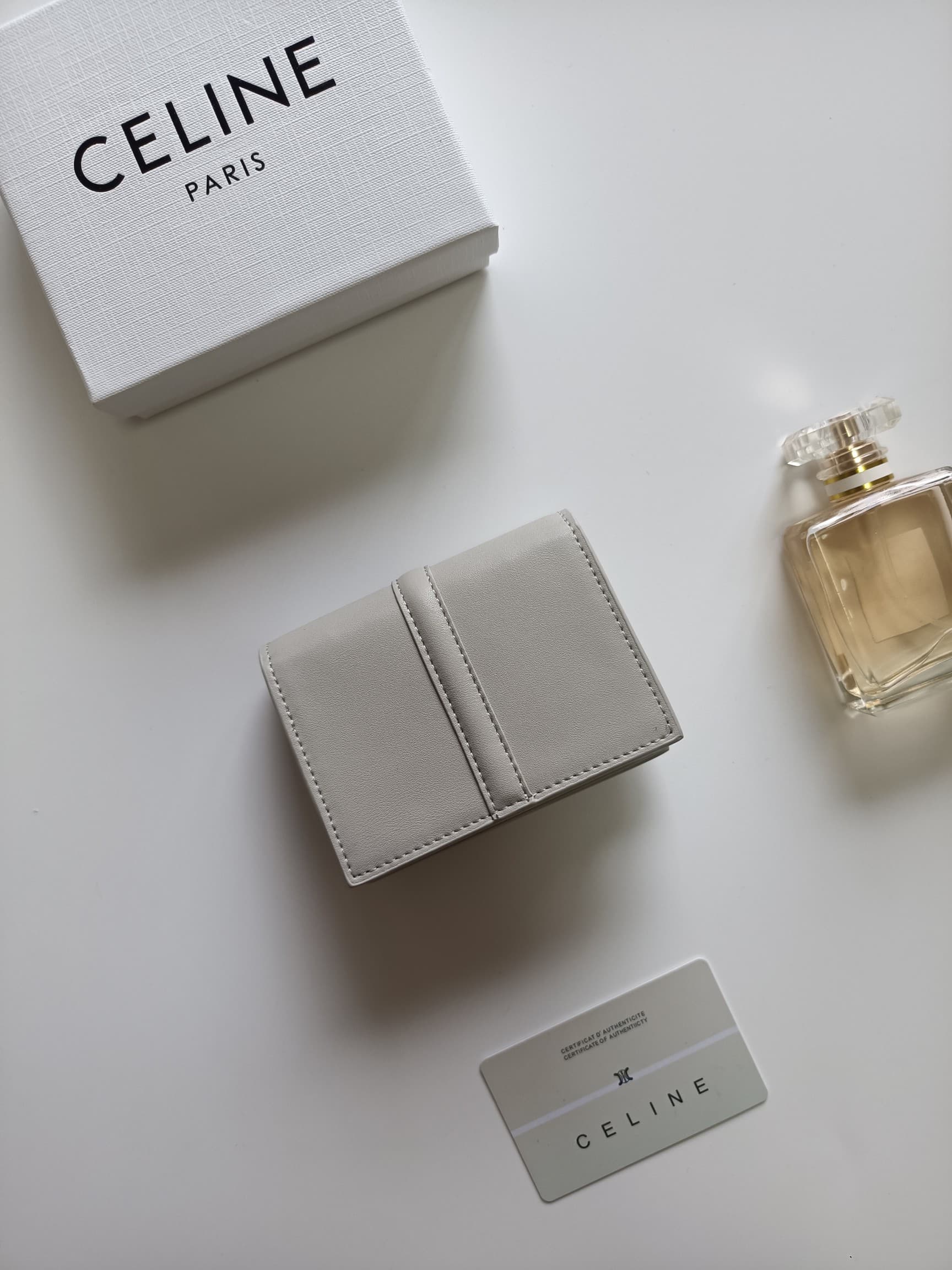 C453 Celine’s new card bag – TRIOMPHE flip-top card bag. It features classic patterns on the outer surface, with a smooth texture on the inner part. The bag uses a rotating lock mechanism for opening and closing. There are one extra-thick compartment for  — image 3